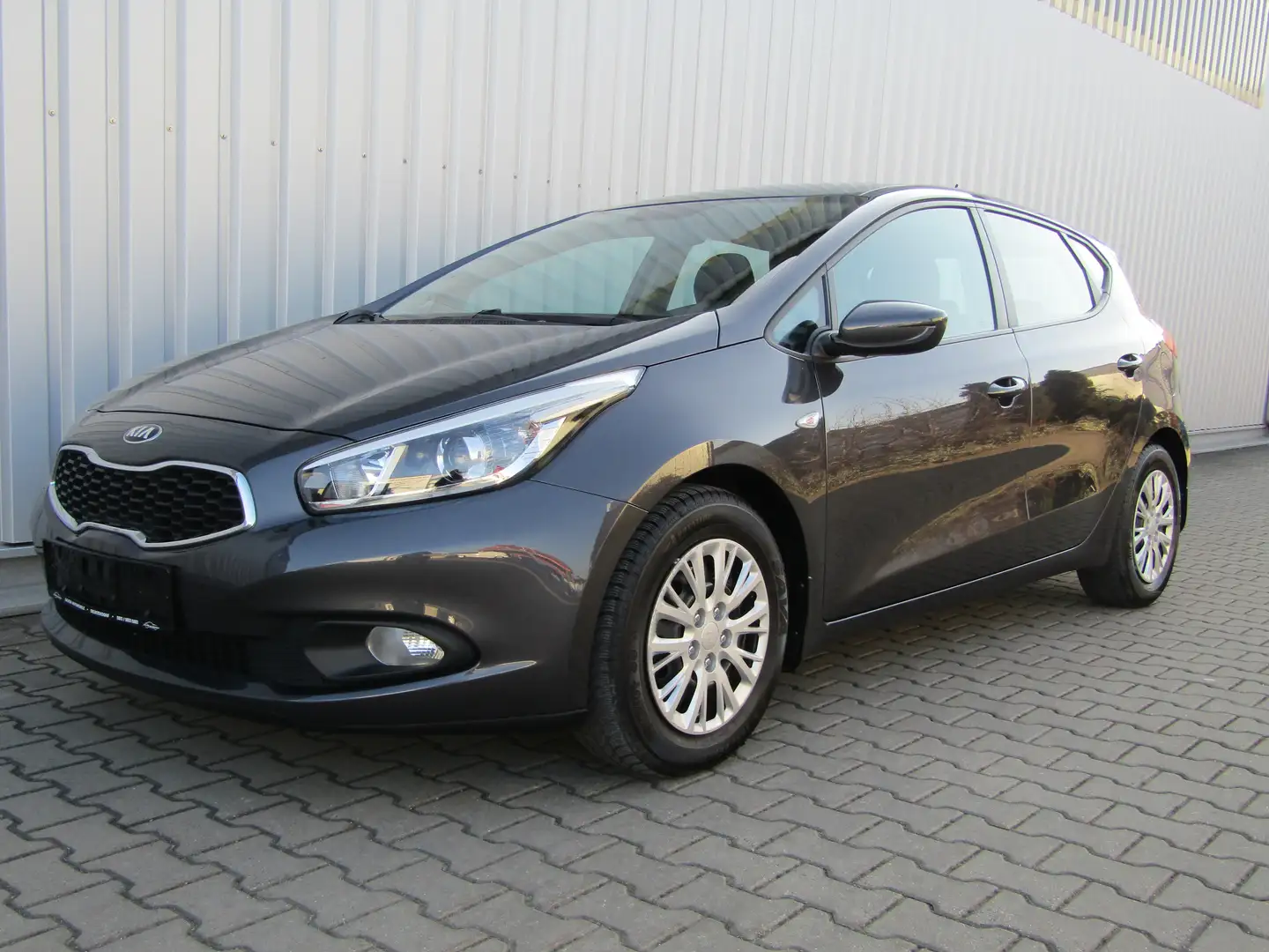 Kia Ceed / cee'd Attract, 1 Hand, 8 Fach Bereifung, Klima, Top Zust Grau - 1