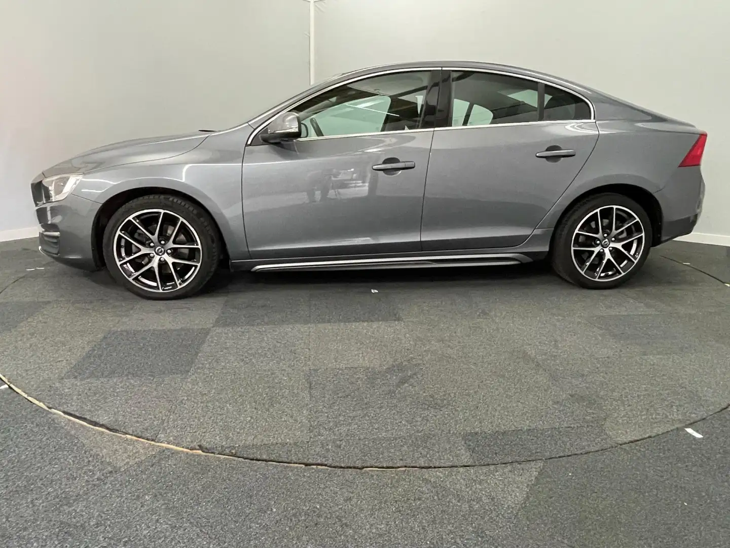 Volvo S60 2.0 T3 Nordic+ NAVI XENON CRUISE WINTER-PACK Grijs - 2
