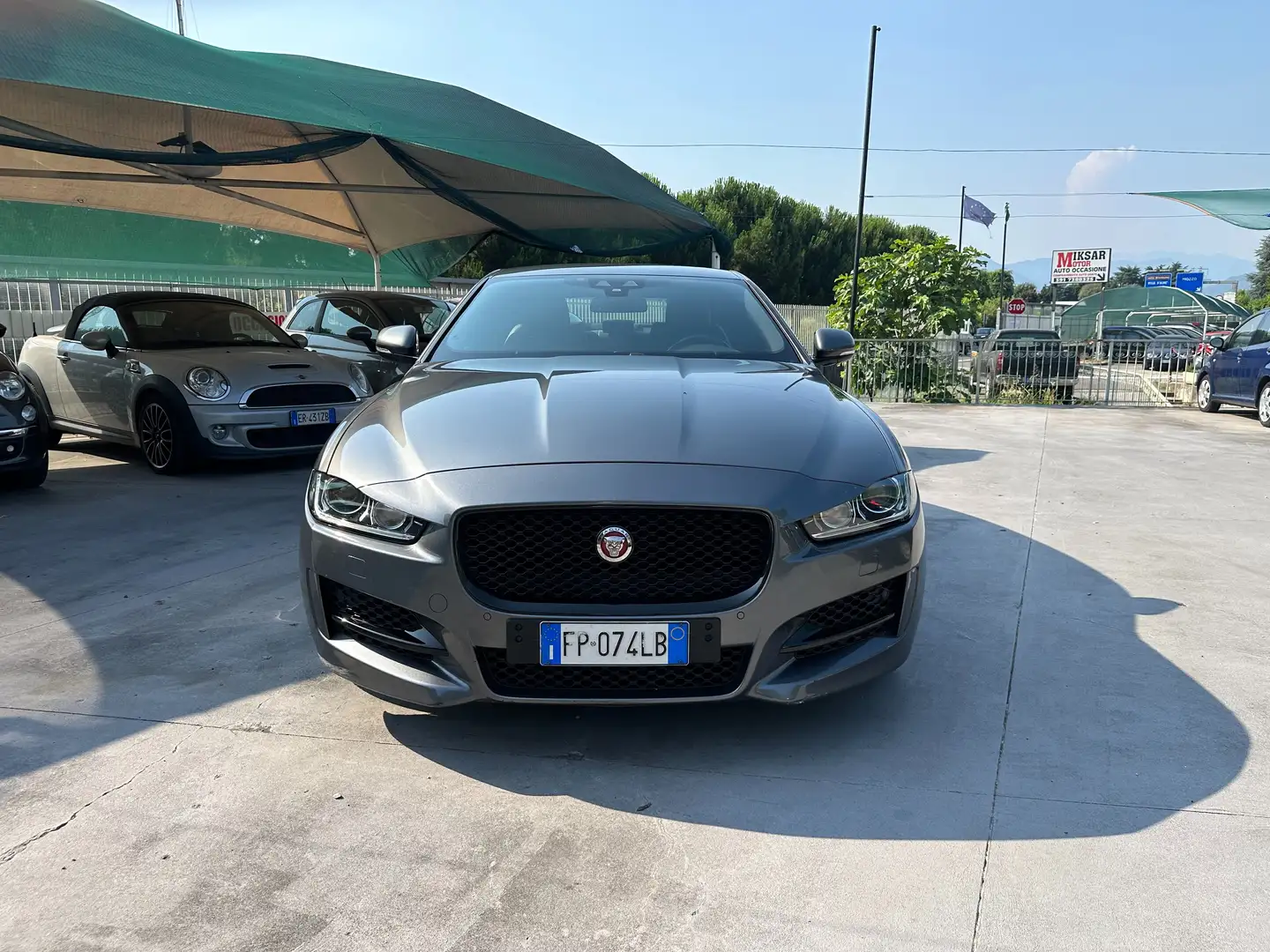 Jaguar XE XE 2.0d R-Sport 180cv auto Grijs - 2