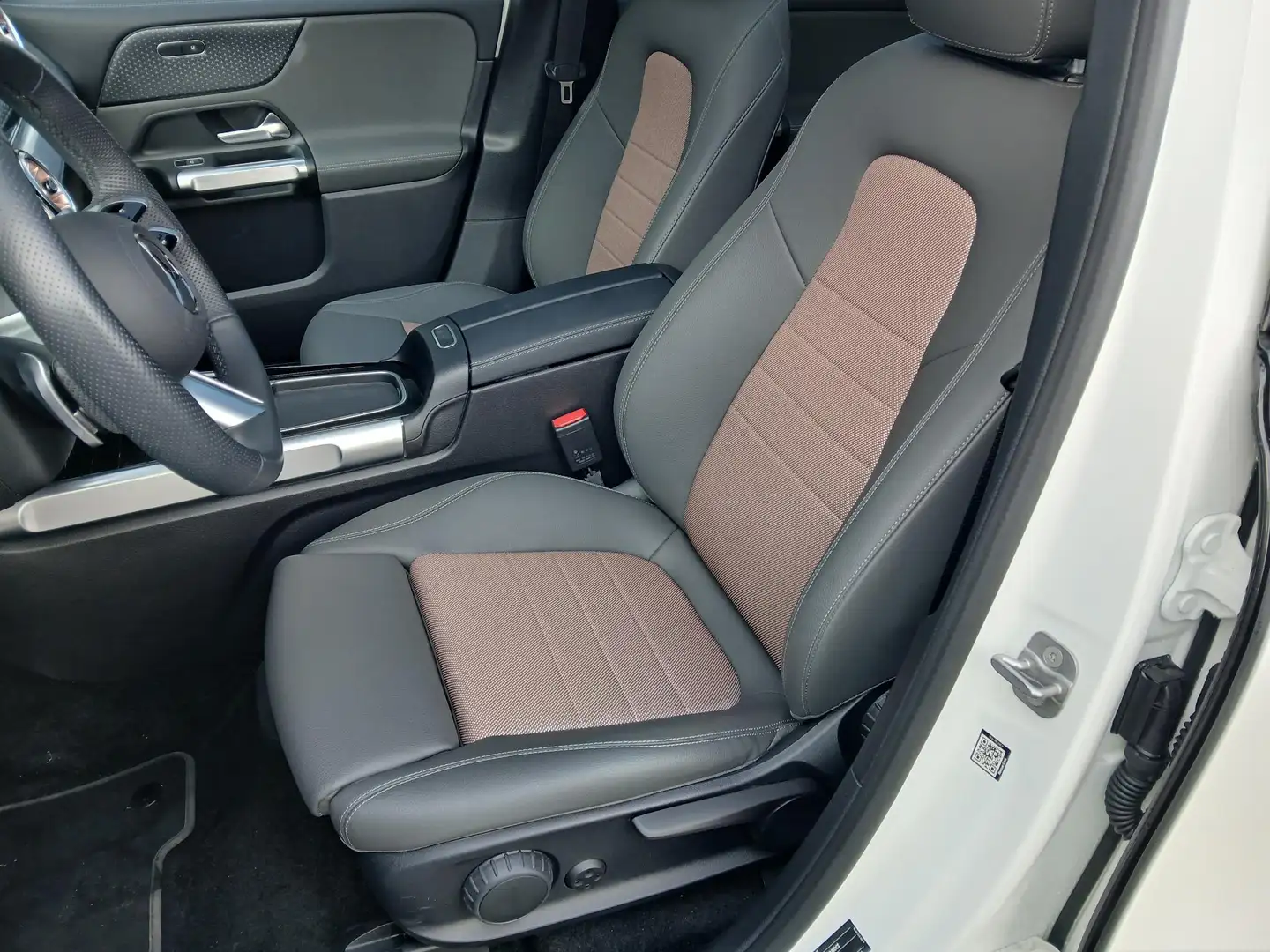 Mercedes-Benz EQB 300 4MATIC AMG Line | Panoramisch Dak | Nightpack | Ve Blanc - 2