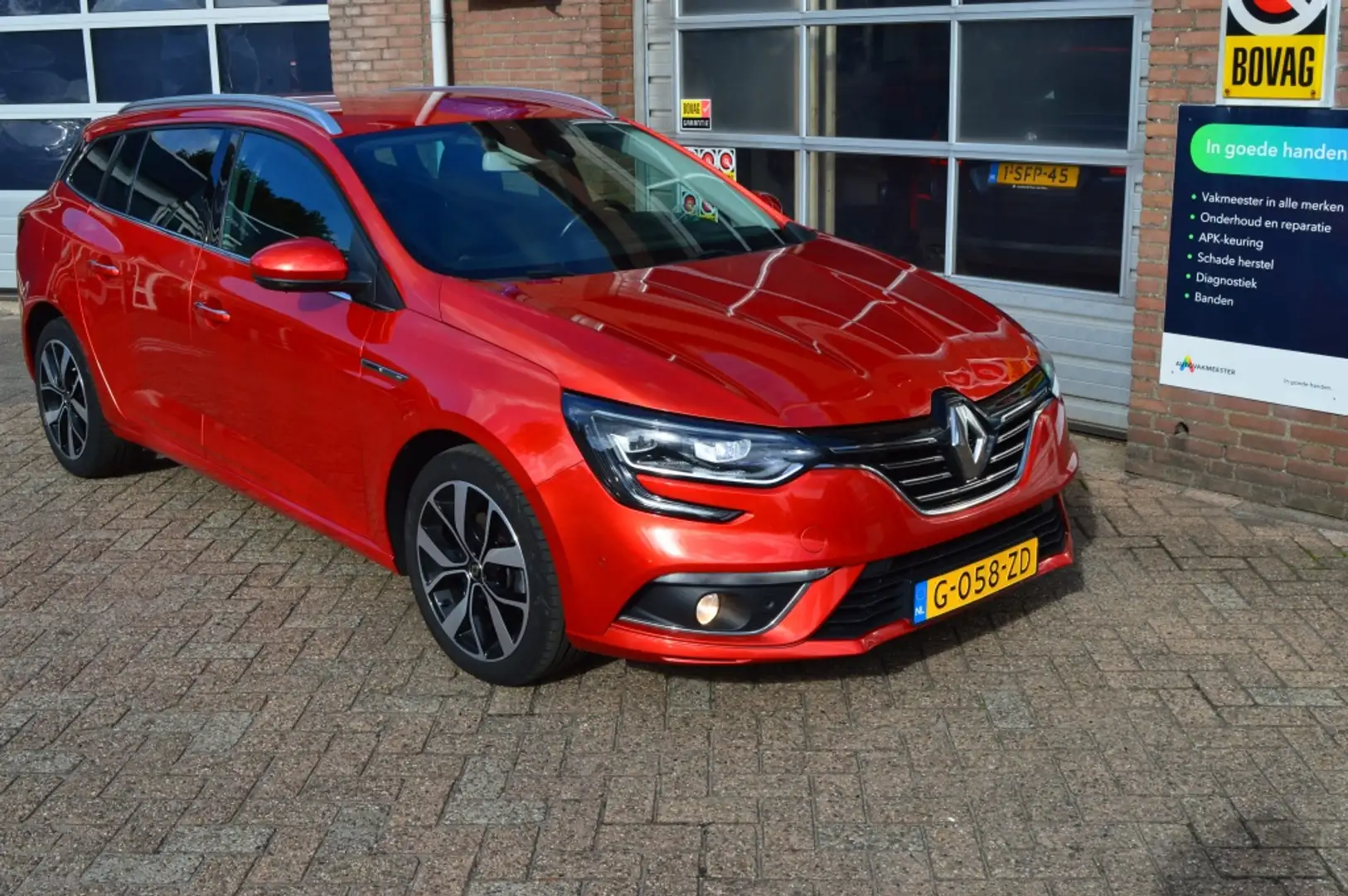 Renault Megane Estate, Automaat, Stoelmassa 1.3 TCe Bose Rood - 1