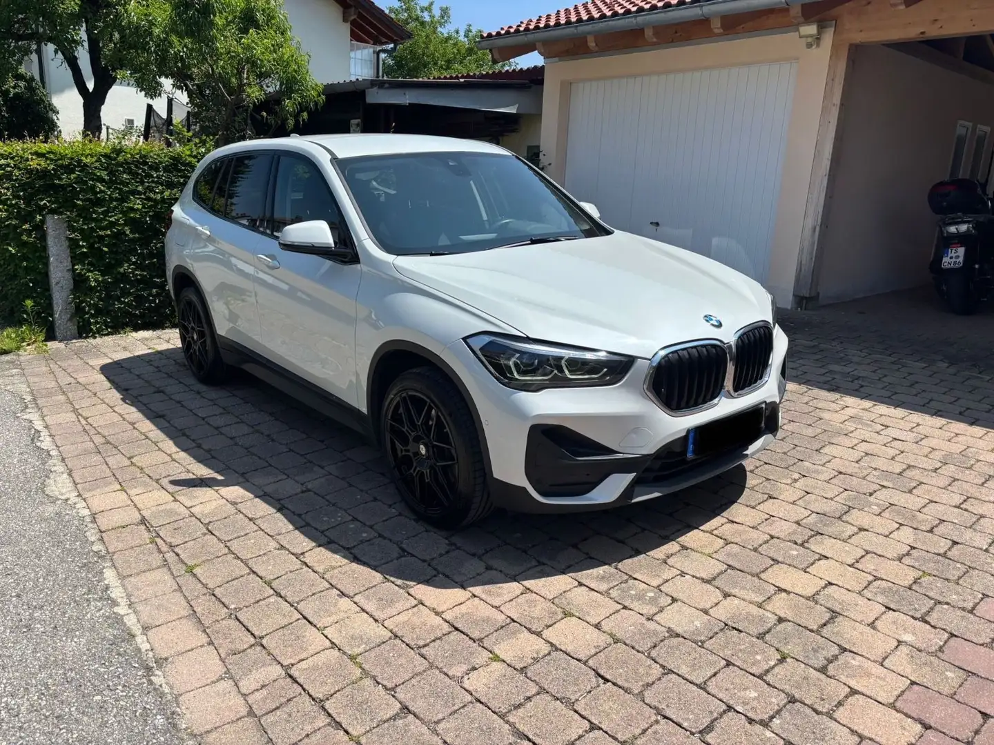 BMW X1 xDrive 20 i Advantage Weiß - 1