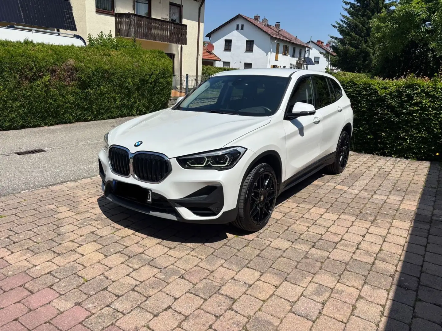 BMW X1 xDrive 20 i Advantage Weiß - 2