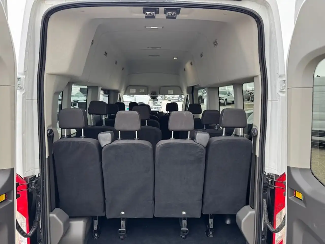 Ford Transit Passenger Wagon снимка Ford Transit Passenger Wagon