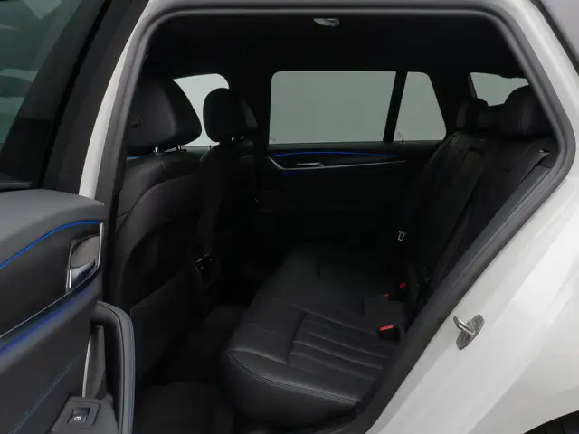 BMW 5 Series view 26
