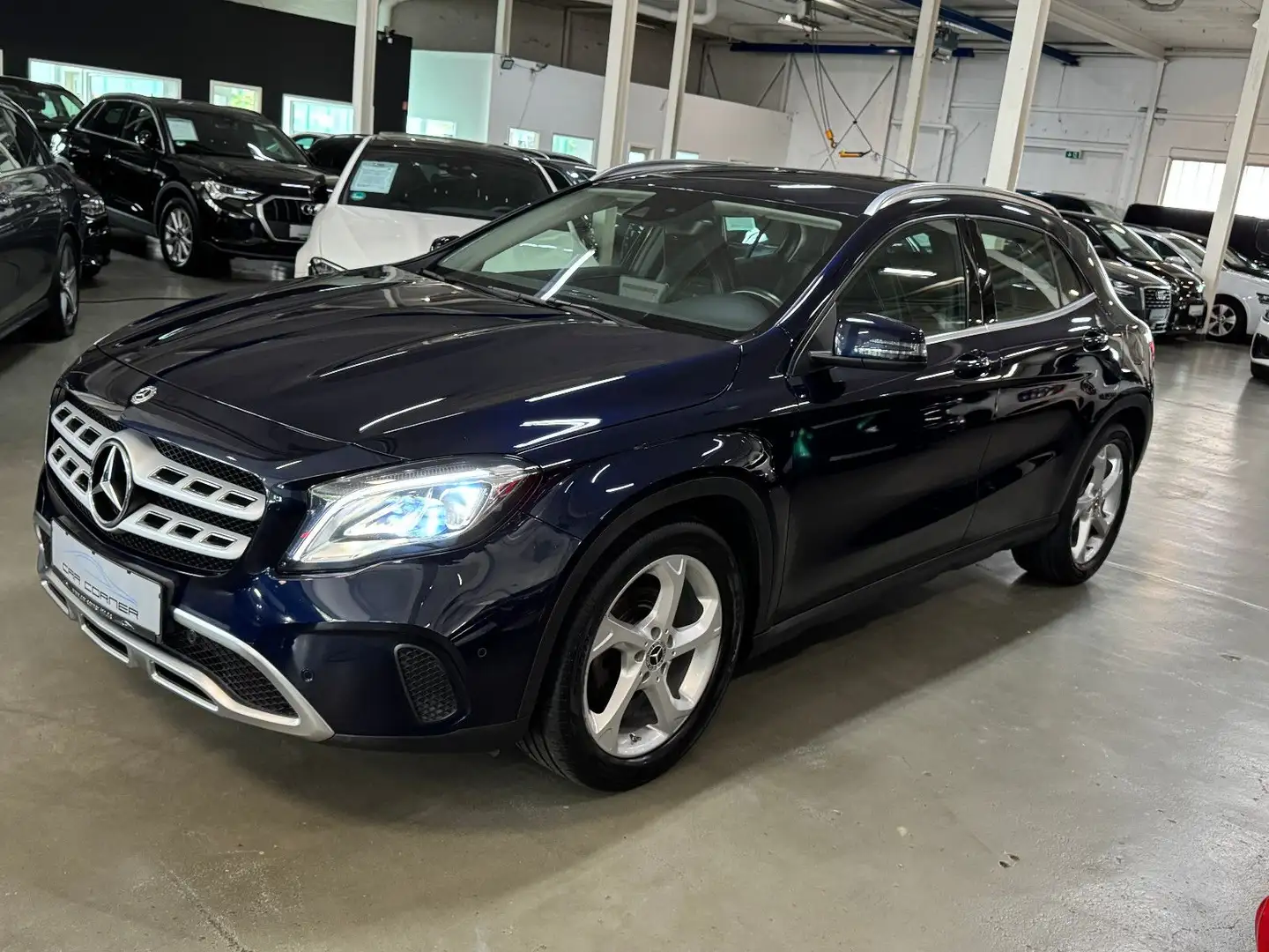 Mercedes-Benz GLA 200 URBAN SPORTPAKET NAVI LED AMBIENTELICHT Albastru - 1