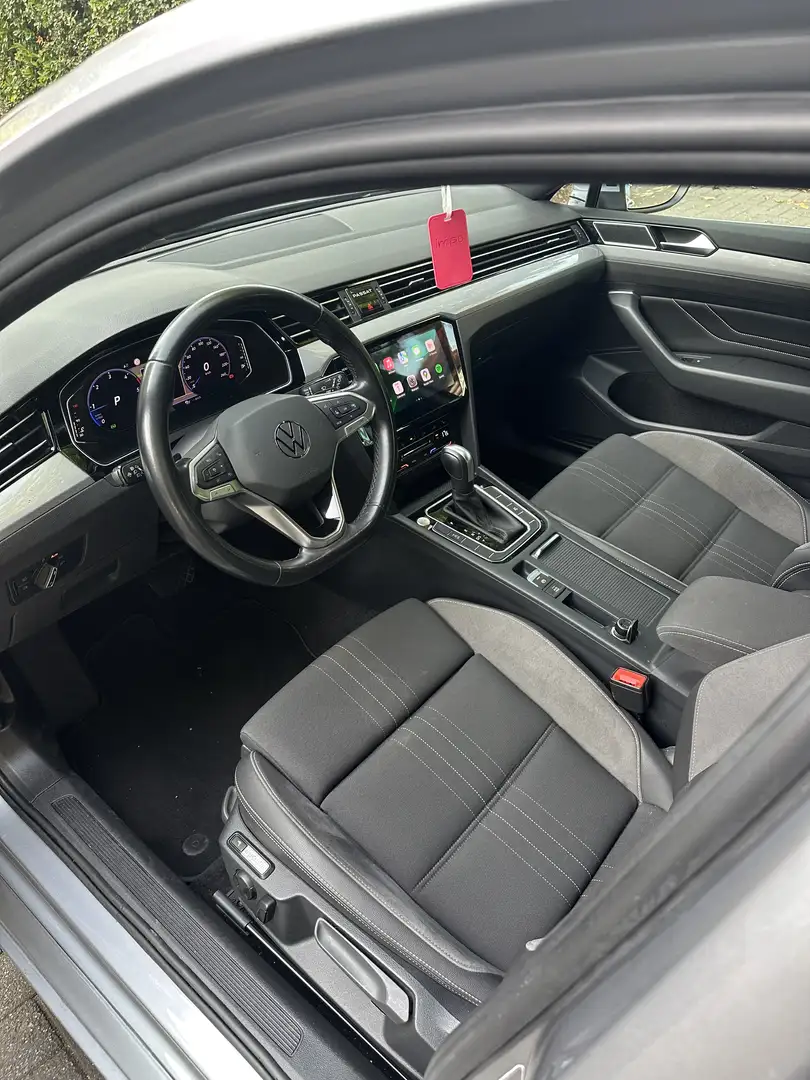 Volkswagen Passat Variant SW 2.0 TDi SCR Elegance Business DSG(EU6AP) Zilver - 2