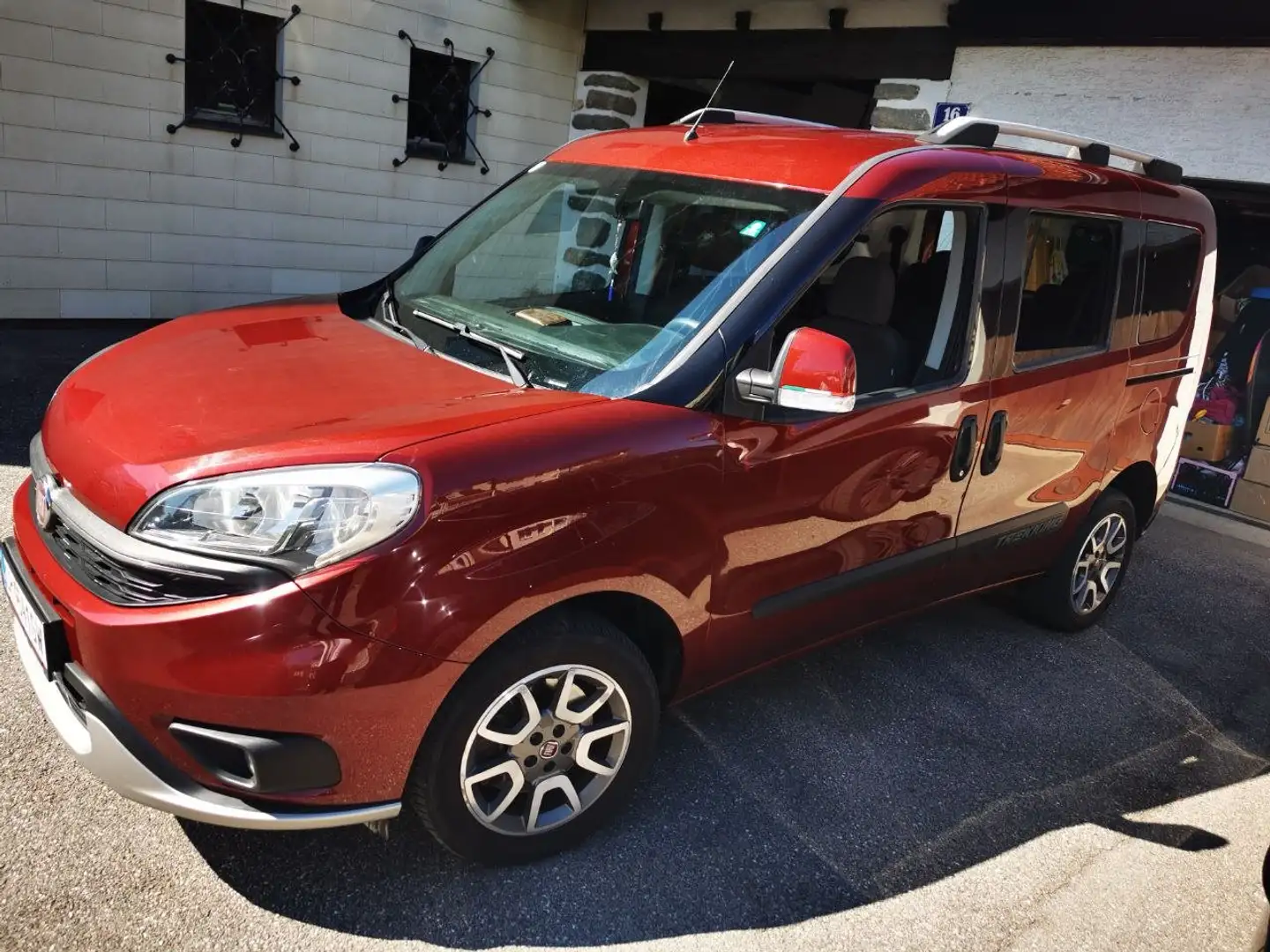 Fiat Doblo Trekking OUTDOOR VAN, 7 Sitze Rot - 1