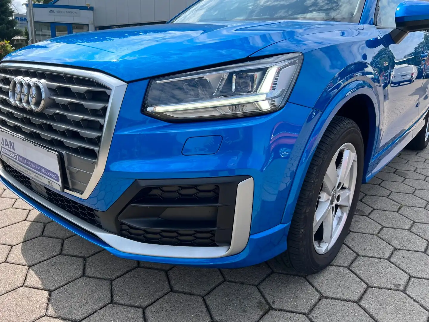 Audi Q2 30 TDI sport S-Line Ext. LED Navi SHZ Blau - 2