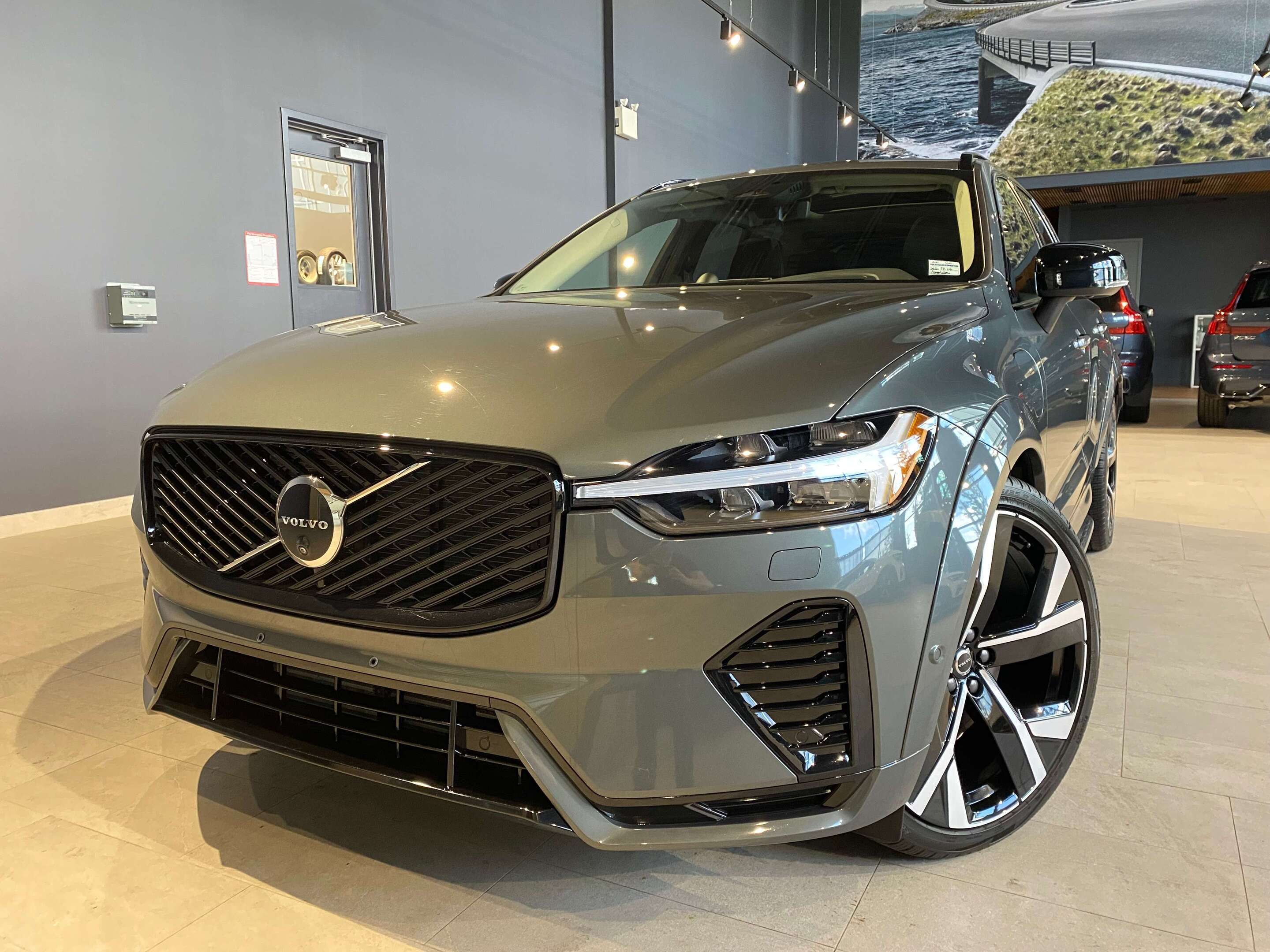 2026 Volvo XC60 T8 AWD Ultra Dark Theme