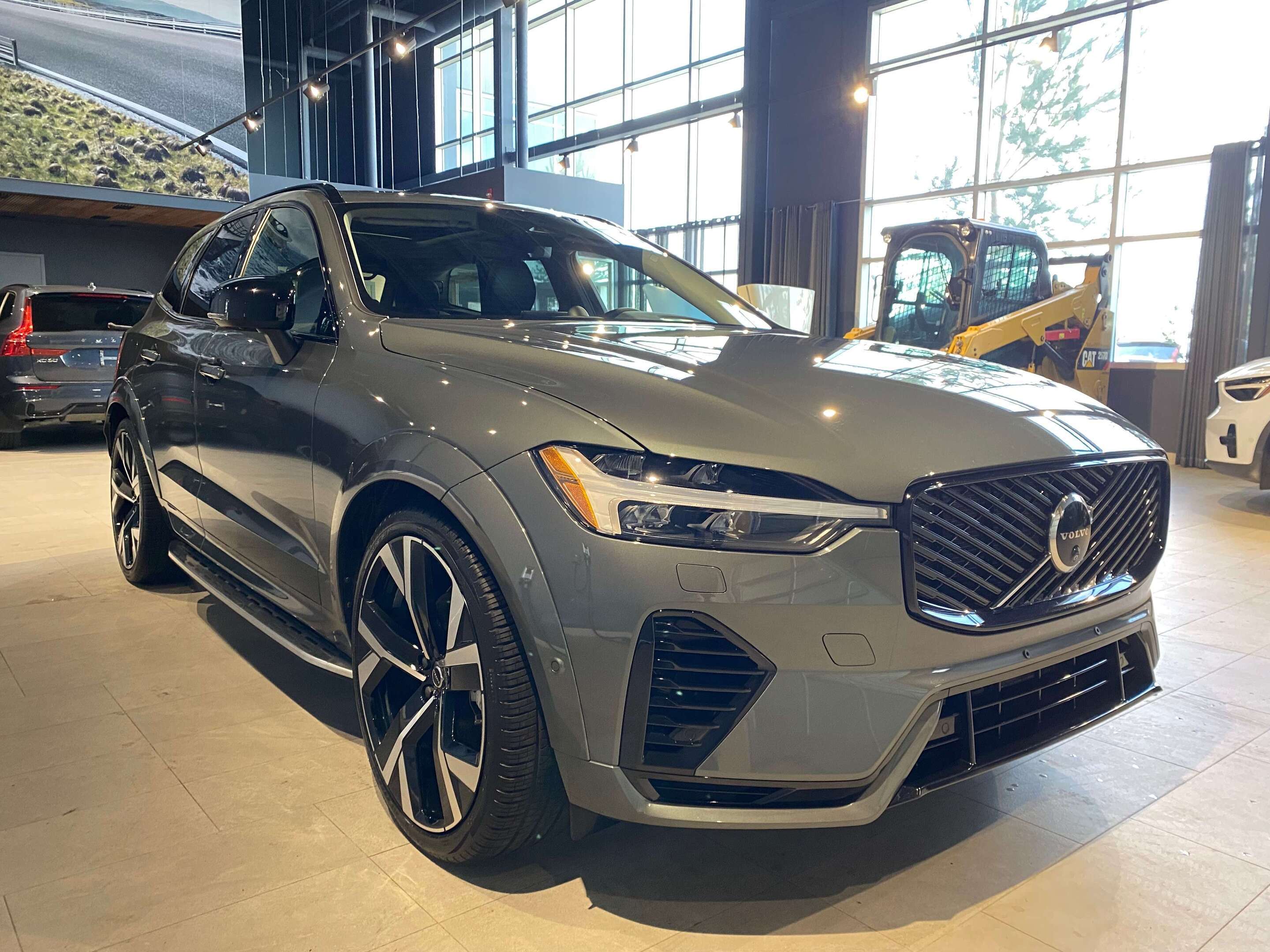 2026 Volvo XC60 T8 AWD Ultra Dark Theme