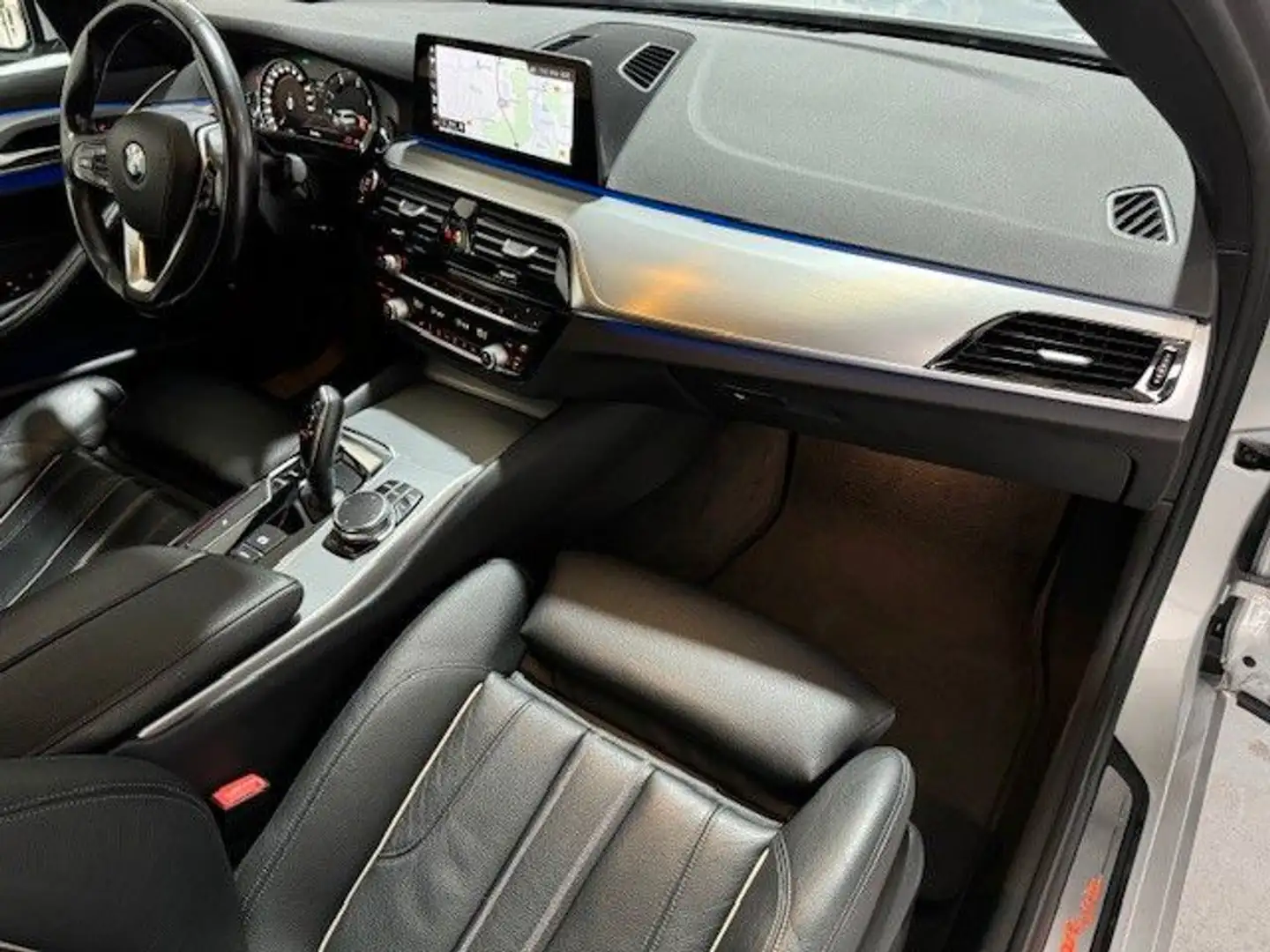 BMW 520 d AUTOM,LEDER SPORTSITZE,LED,SPORTLINE Silber - 2