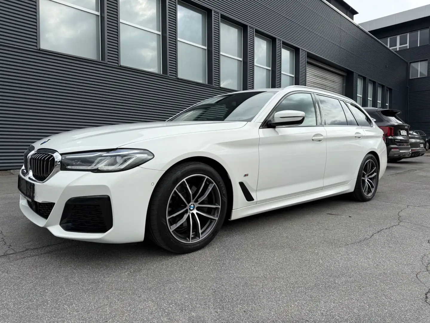 BMW 520 d Touring M Sport Pano HUD R-Cam ACC 18 AHK Weiß - 1