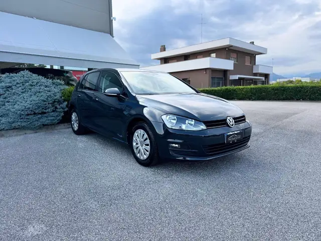 Volkswagen Golf view 3