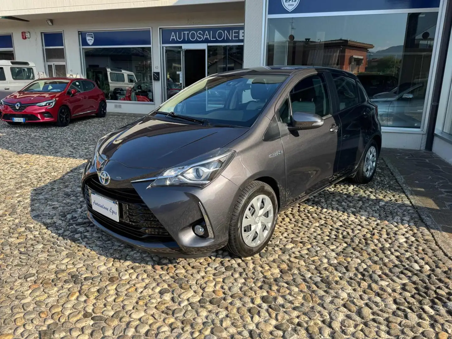 Toyota Yaris 1.5 Hybrid 5 porte Business Hybrid Gris - 1