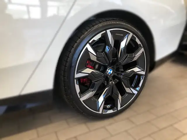 BMW 5 Series view 3