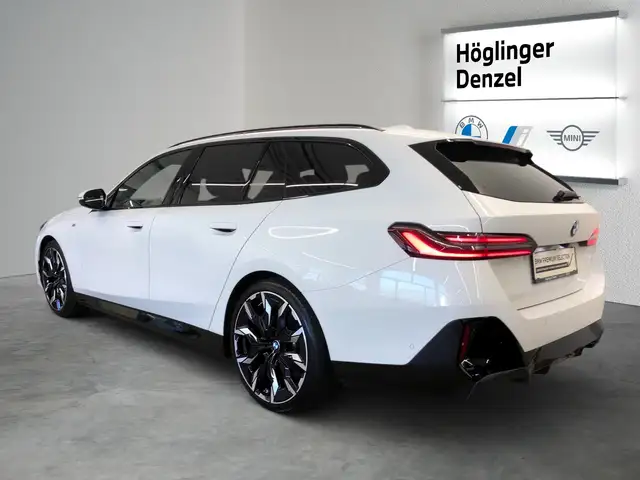 BMW 5 Series view 10