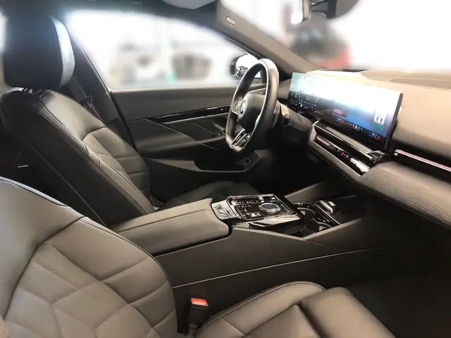 BMW 5 Series view 13