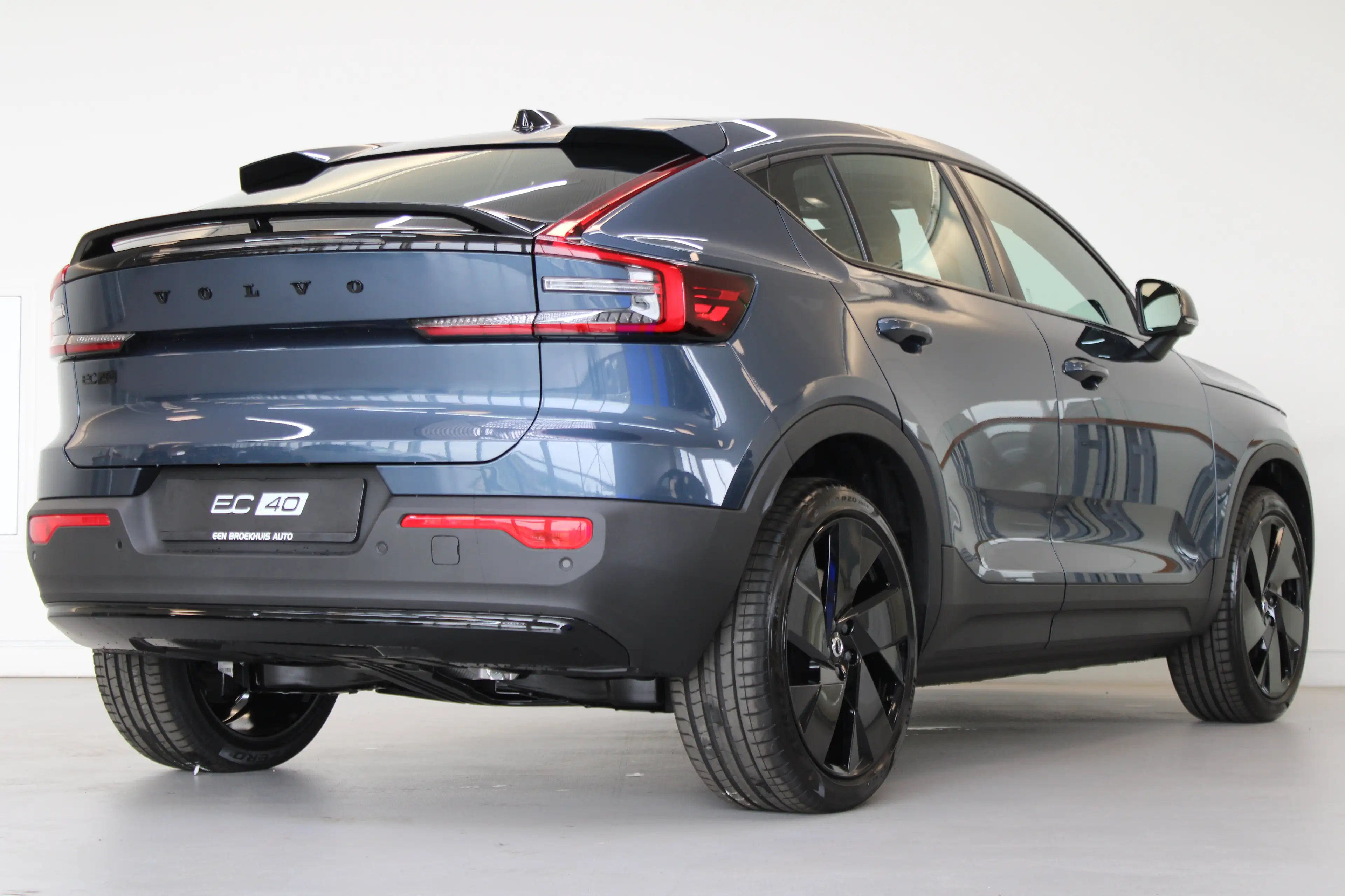 Volvo EC40 Single Plus Europa Black Edition 70kWh Power Seats — photo 3