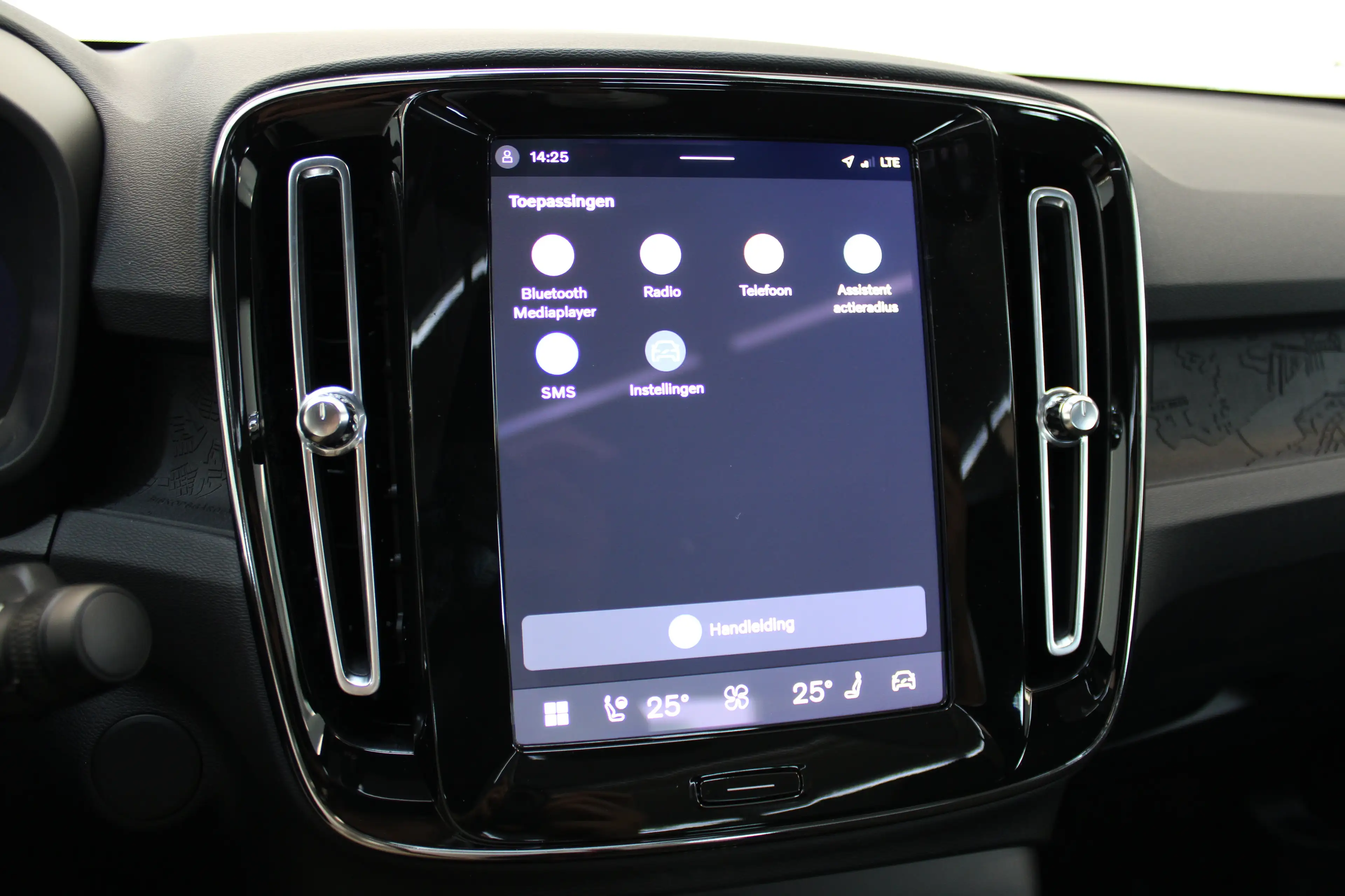 Volvo EC40 Single Plus Europa Black Edition 70kWh Power Seats — photo 31