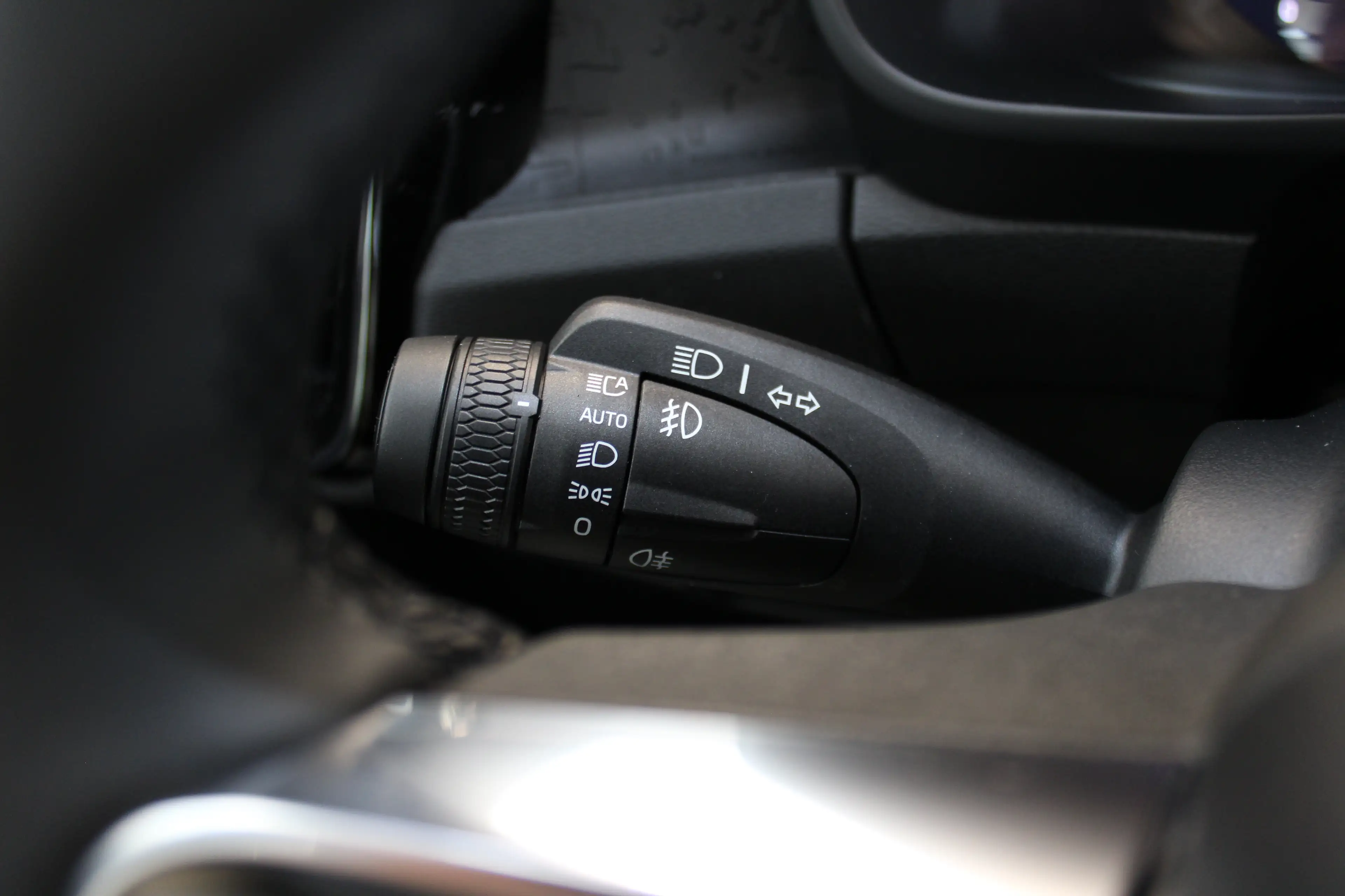 Volvo EC40 Single Plus Europa Black Edition 70kWh Power Seats — photo 34