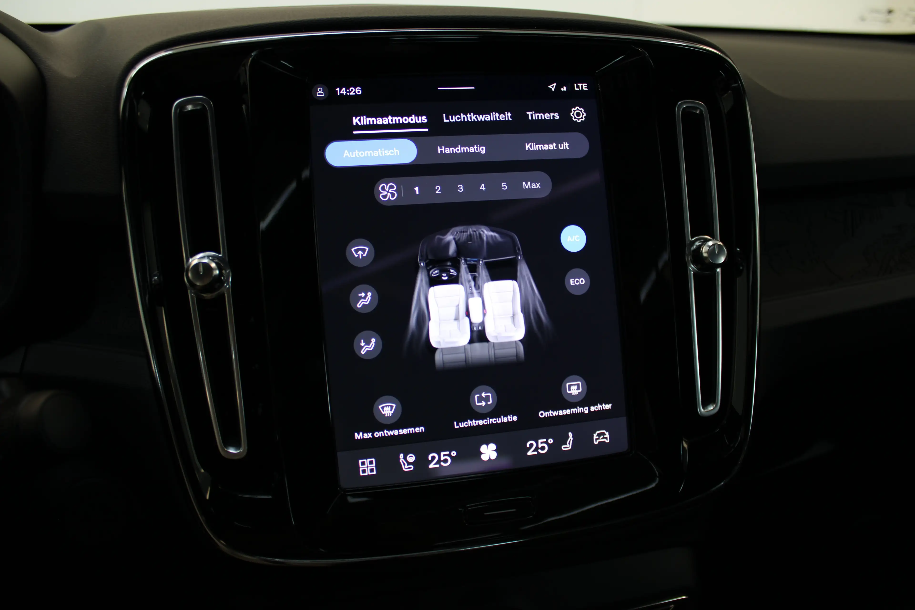 Volvo EC40 Single Plus Europa Black Edition 70kWh Power Seats — photo 29
