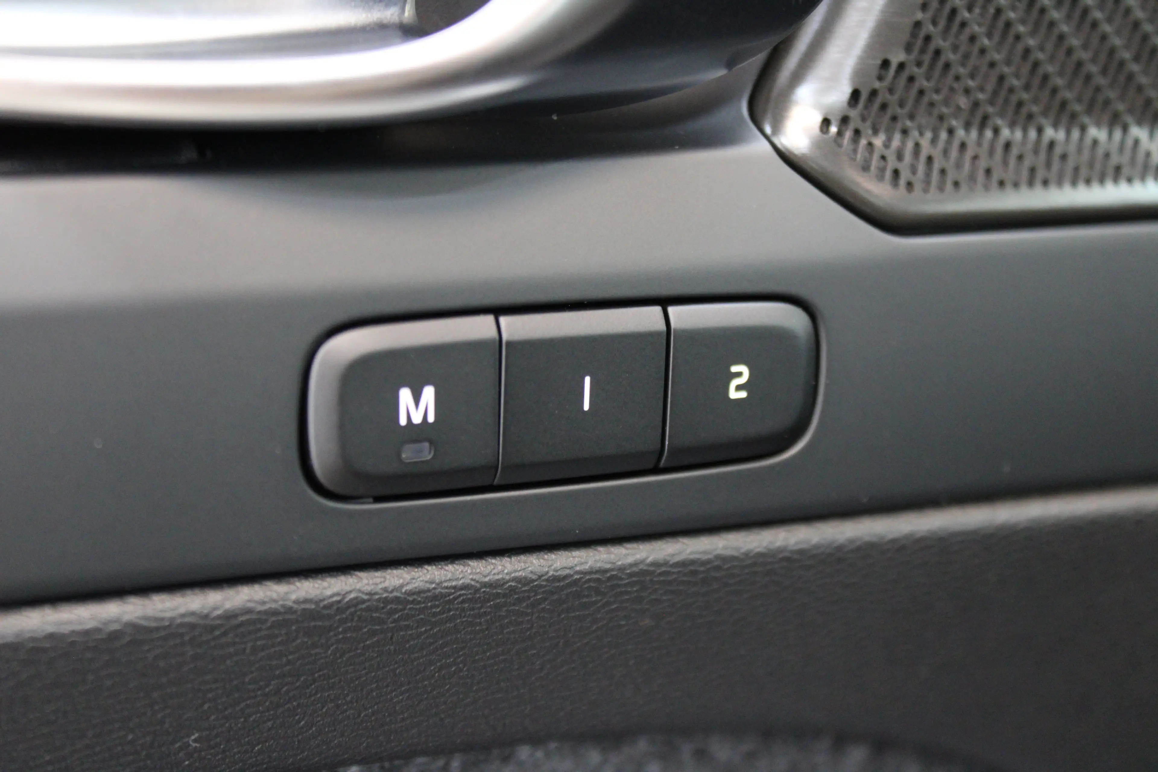 Volvo EC40 Single Plus Europa Black Edition 70kWh Power Seats — photo 14