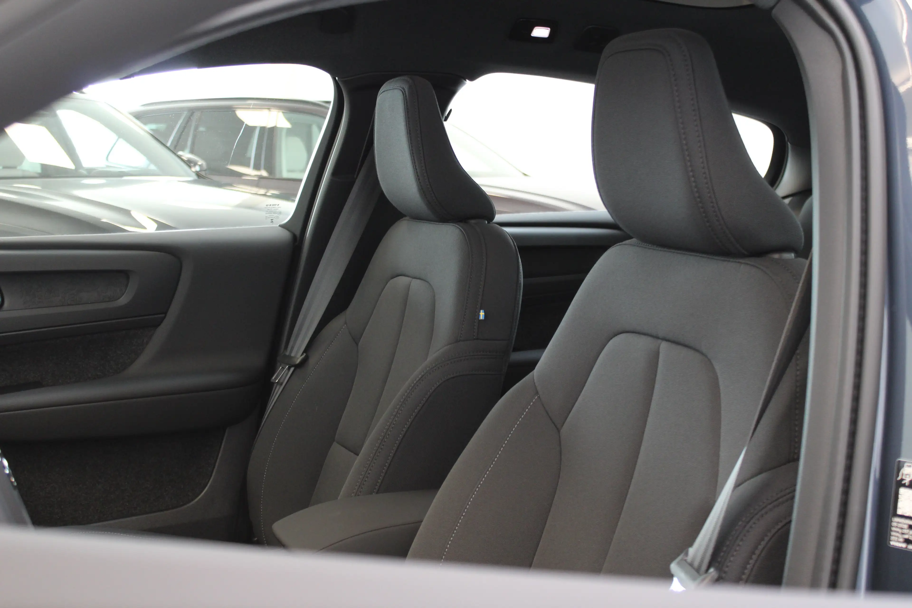 Volvo EC40 Single Plus Europa Black Edition 70kWh Power Seats — photo 17
