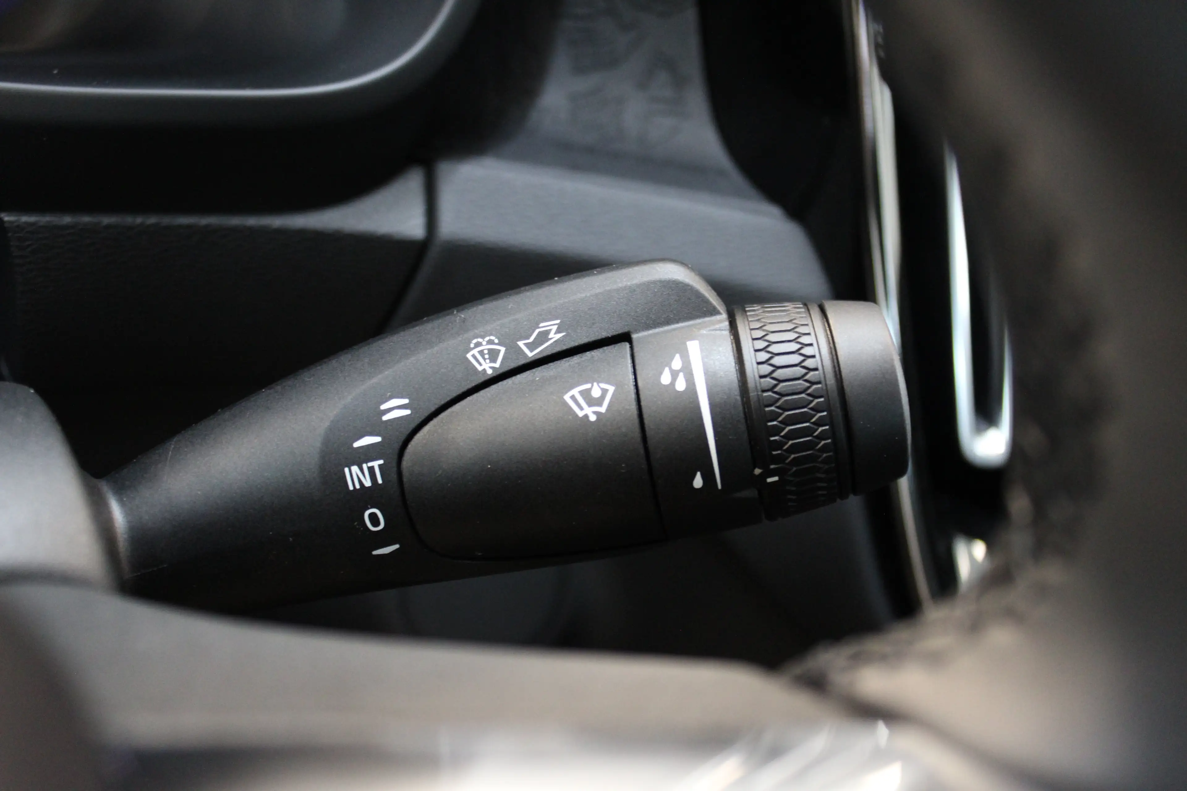 Volvo EC40 Single Plus Europa Black Edition 70kWh Power Seats — photo 36