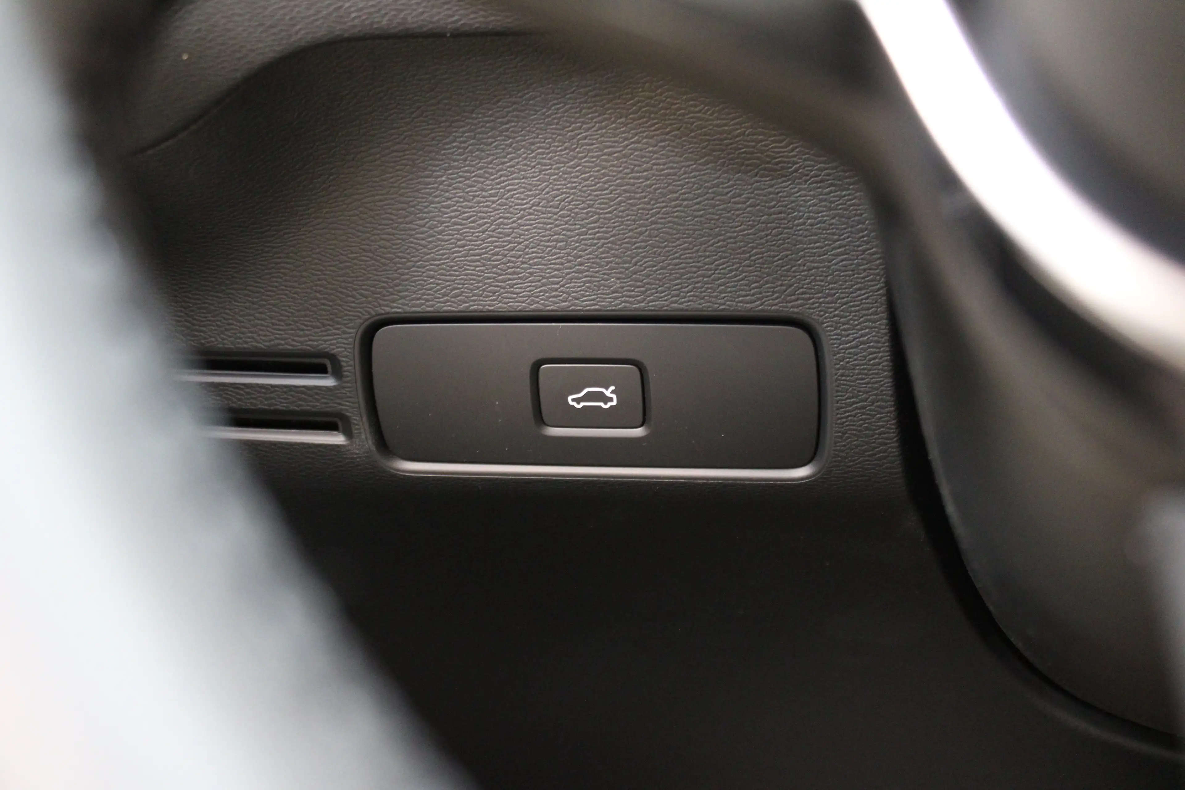 Volvo EC40 Single Plus Europa Black Edition 70kWh Power Seats — photo 38