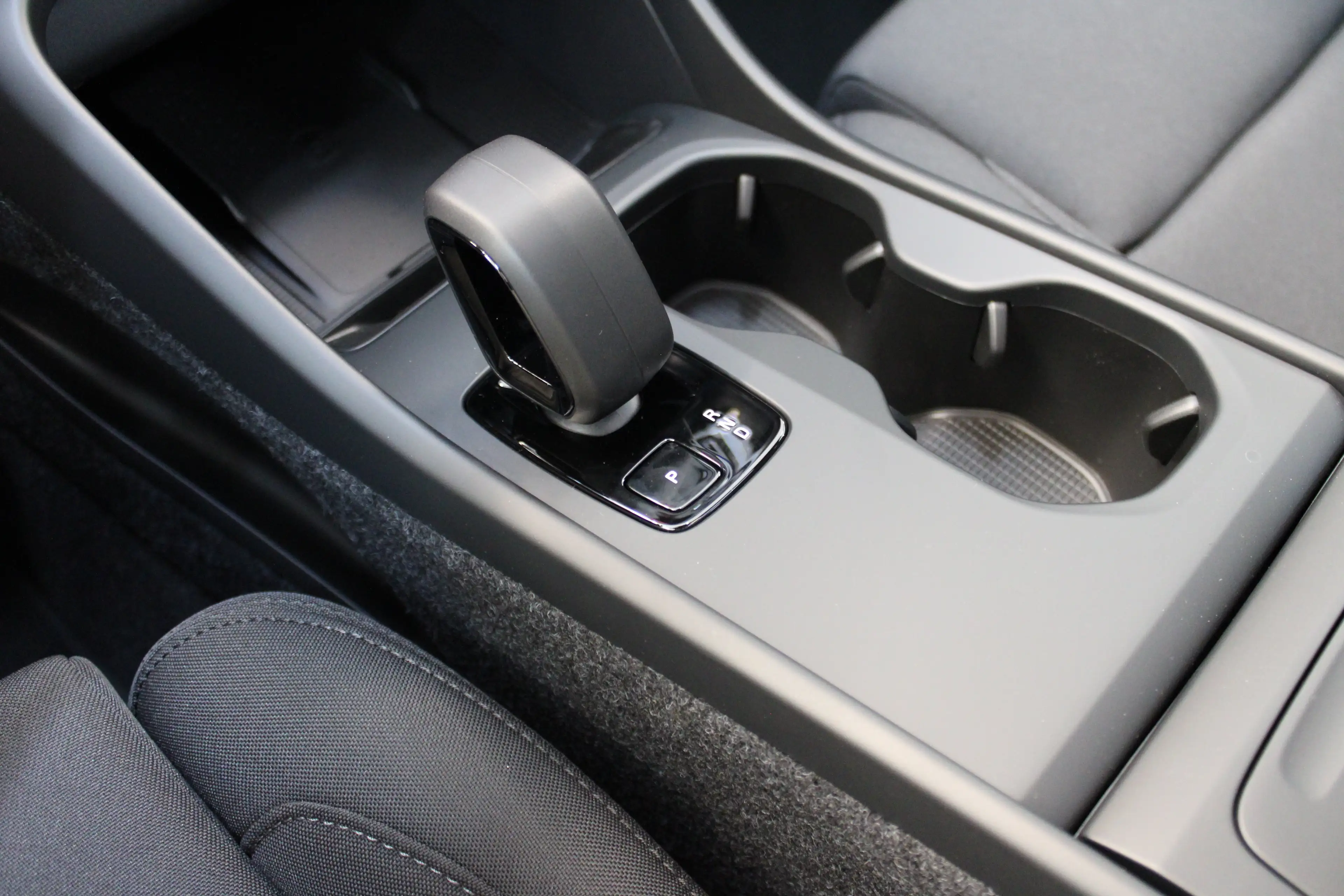 Volvo EC40 Single Plus Europa Black Edition 70kWh Power Seats — photo 37