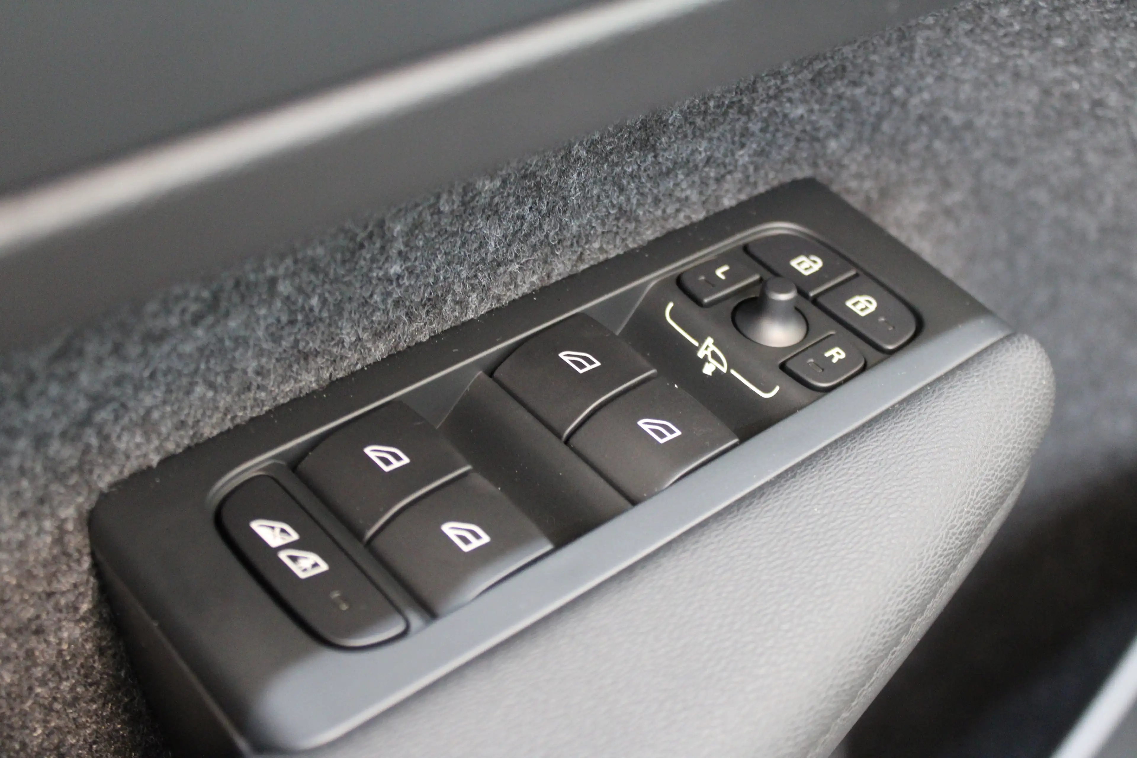 Volvo EC40 Single Plus Europa Black Edition 70kWh Power Seats — photo 42