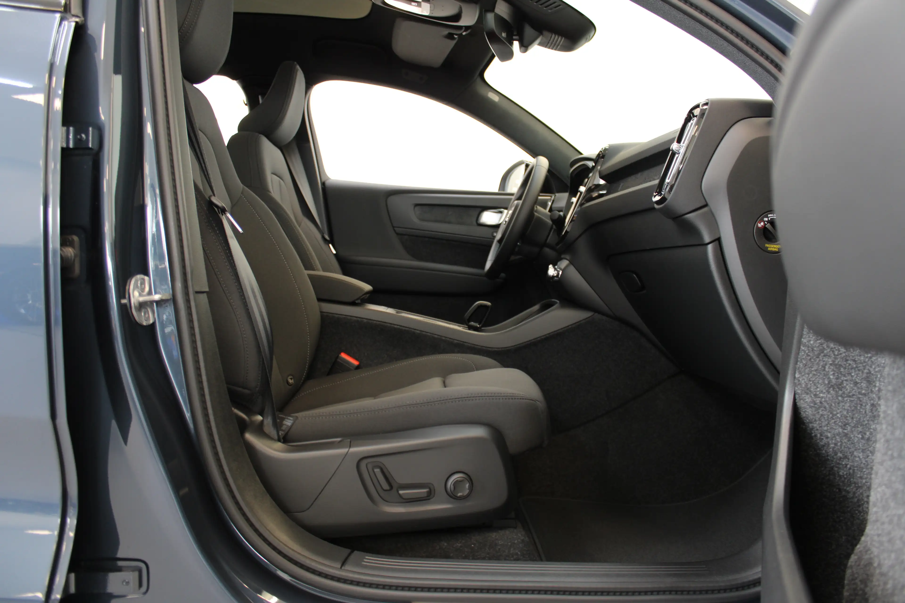Volvo EC40 Single Plus Europa Black Edition 70kWh Power Seats — photo 44
