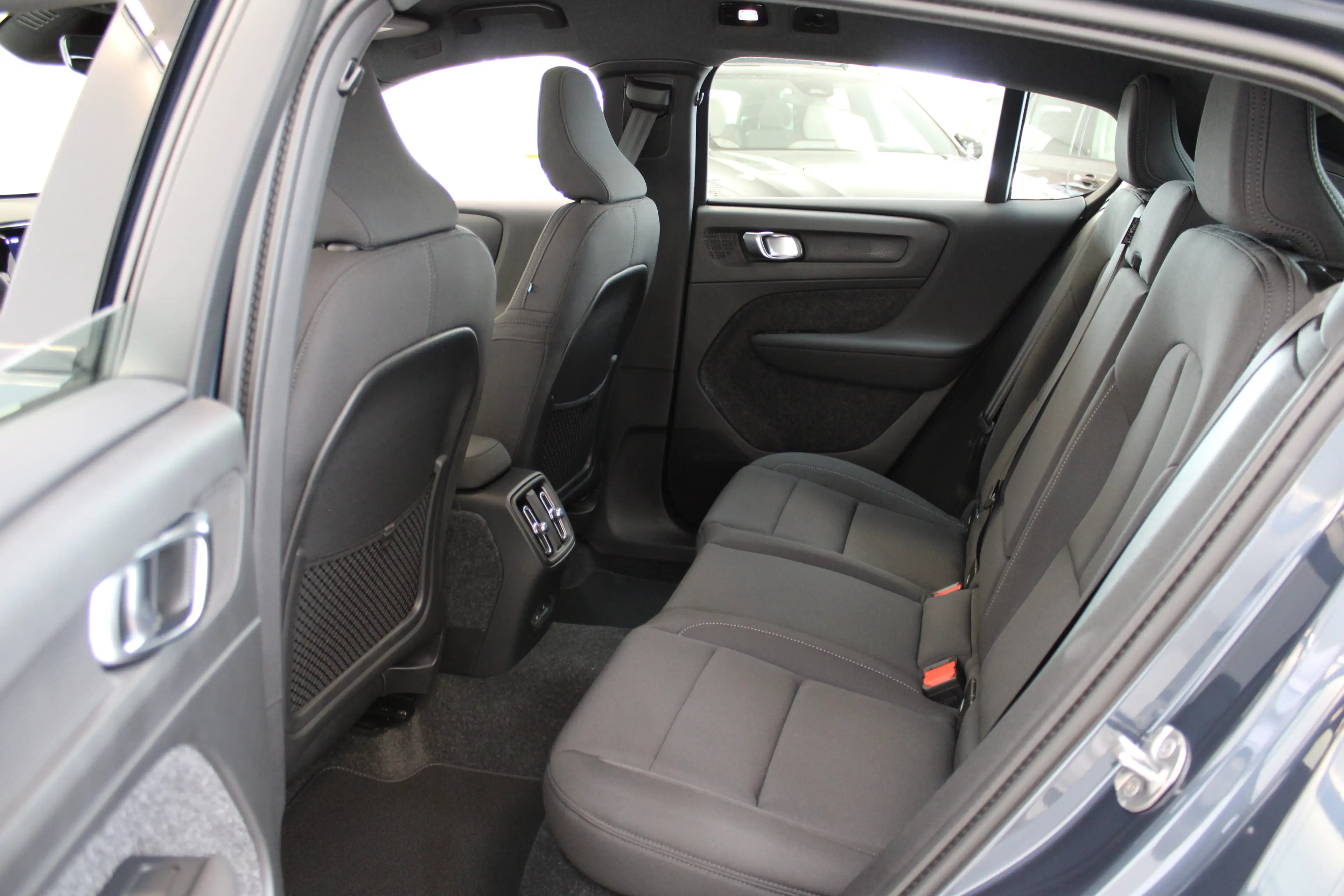 Volvo EC40 Single Plus Europa Black Edition 70kWh Power Seats — photo 50