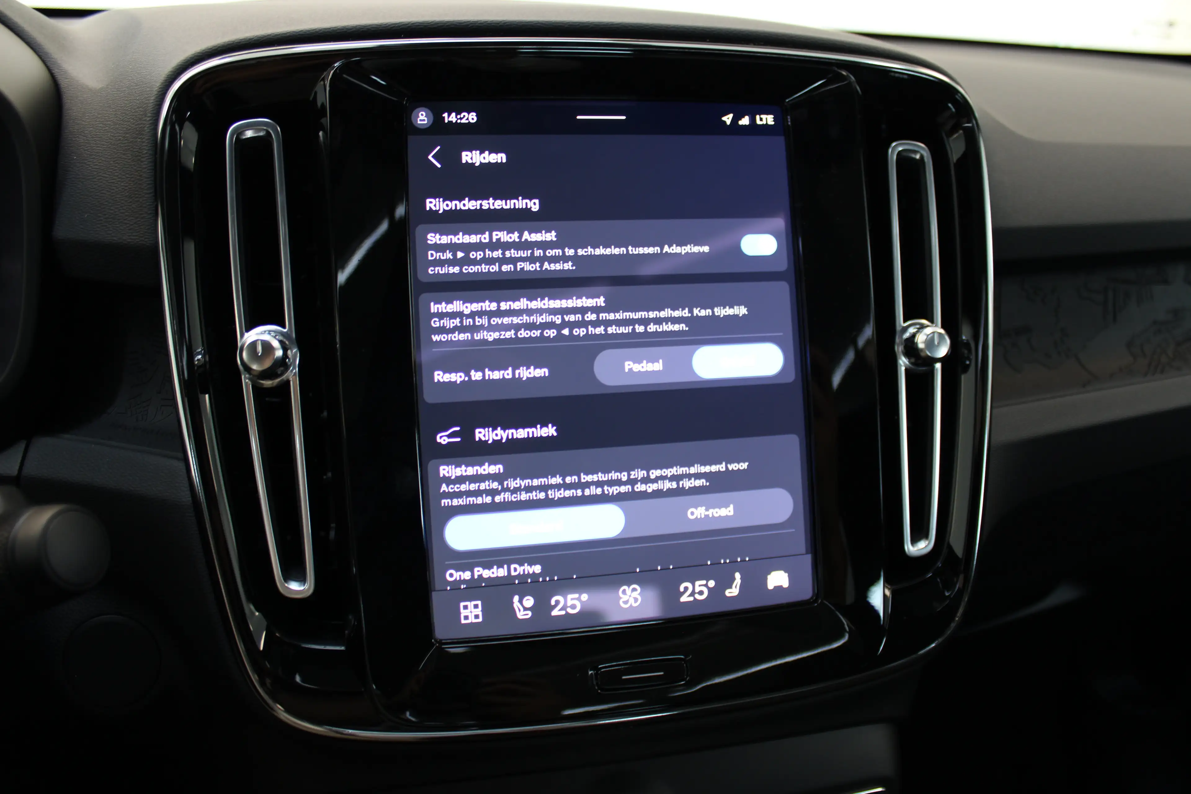 Volvo EC40 Single Plus Europa Black Edition 70kWh Power Seats — photo 25