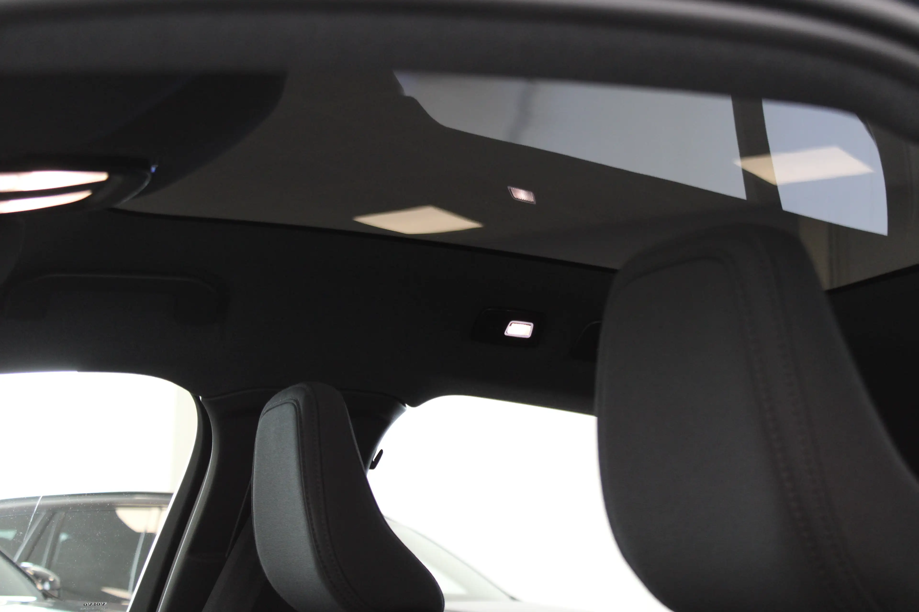 Volvo EC40 Single Plus Europa Black Edition 70kWh Power Seats — photo 9