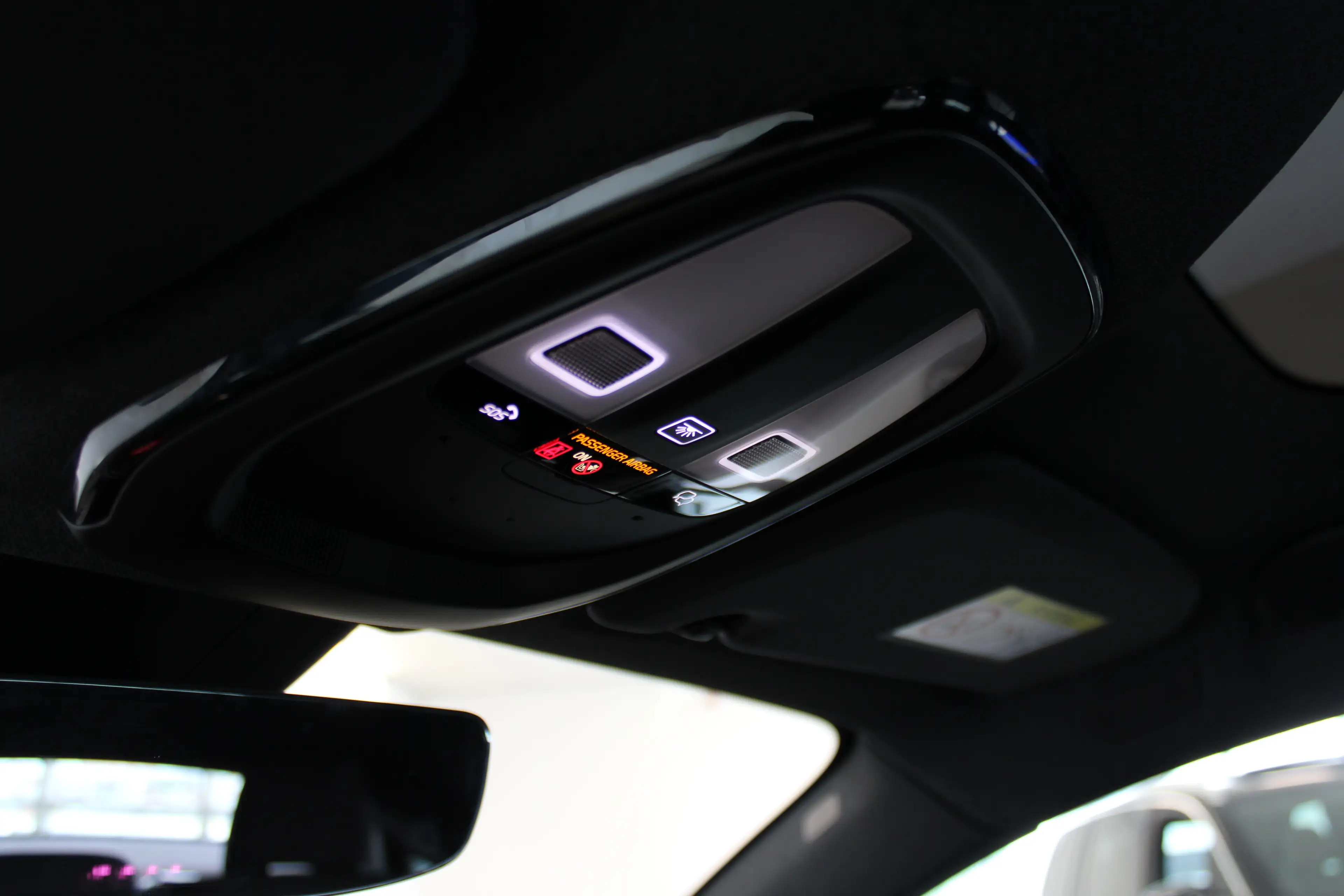 Volvo EC40 Single Plus Europa Black Edition 70kWh Power Seats — photo 19