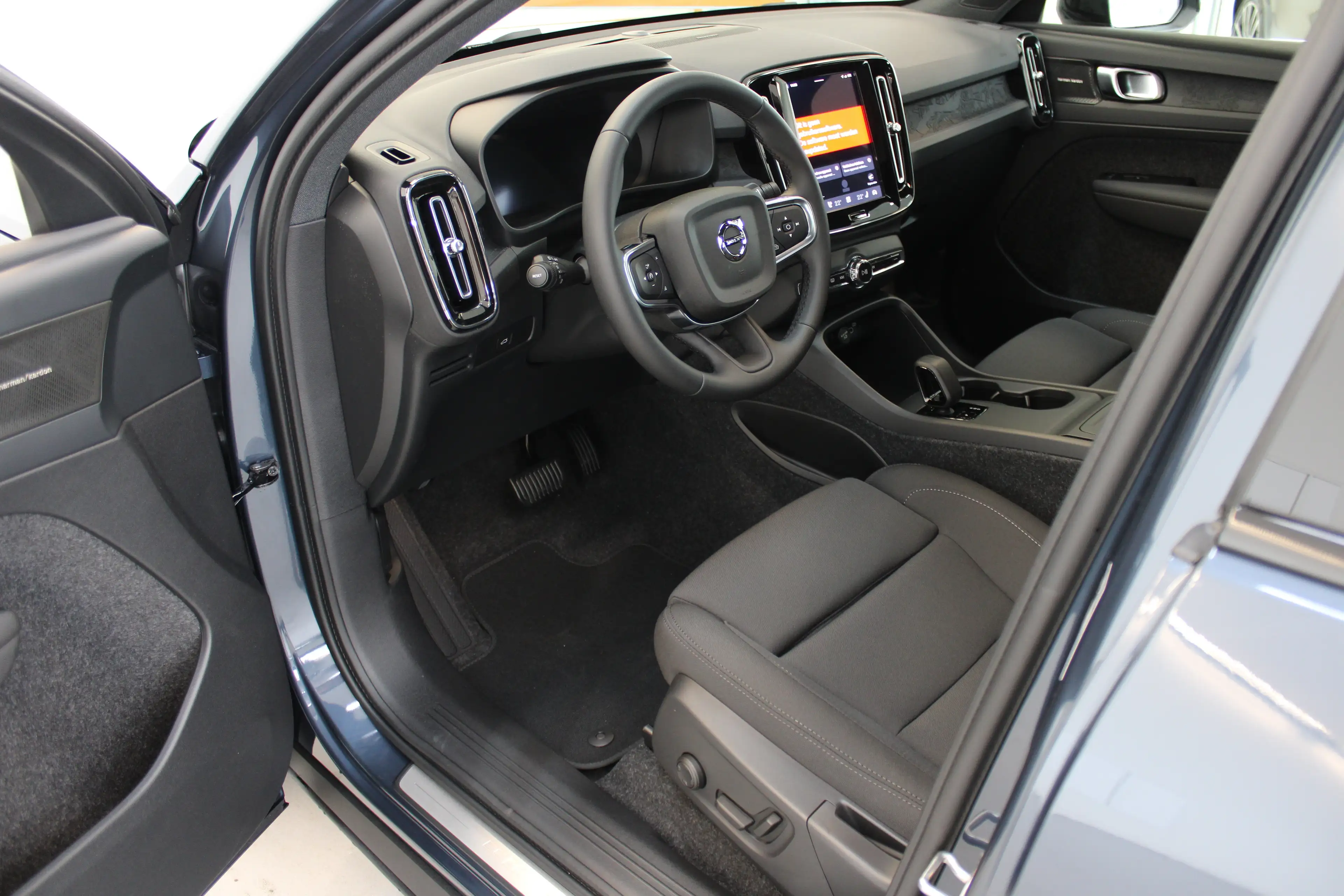 Volvo EC40 Single Plus Europa Black Edition 70kWh Power Seats — photo 4