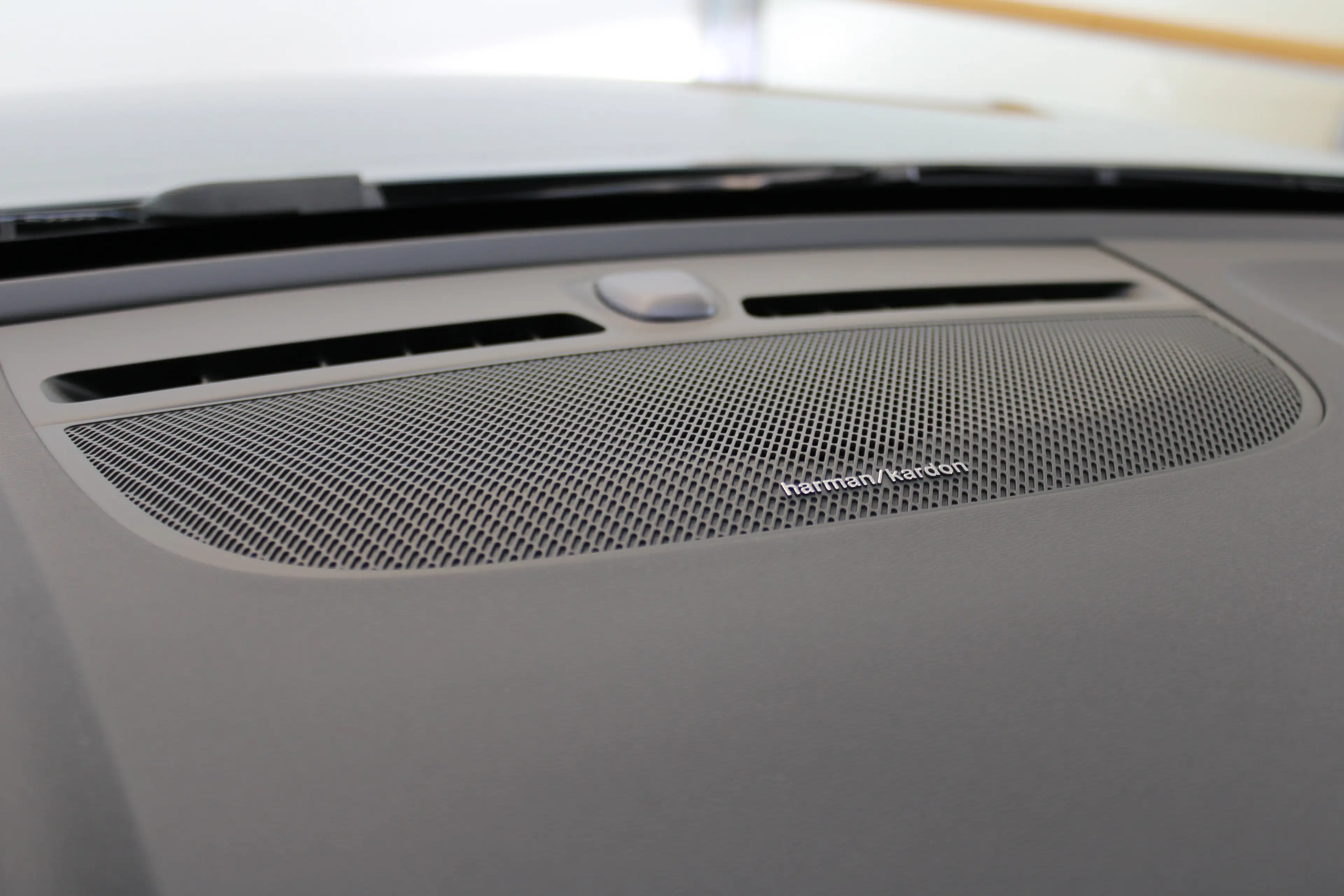 Volvo EC40 Single Plus Europa Black Edition 70kWh Power Seats — photo 12