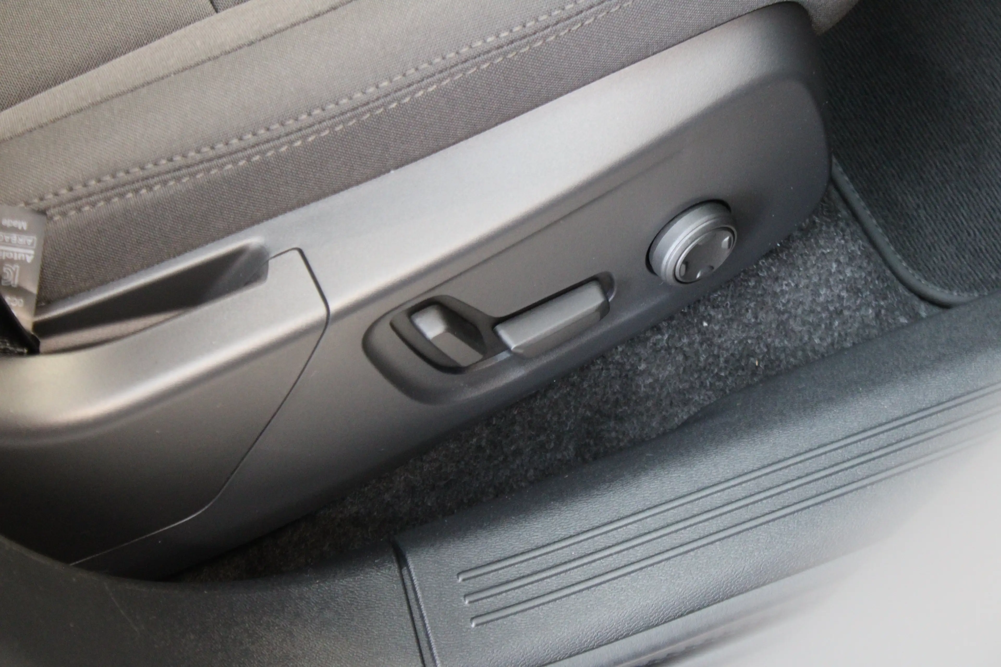 Volvo EC40 Single Plus Europa Black Edition 70kWh Power Seats — photo 41