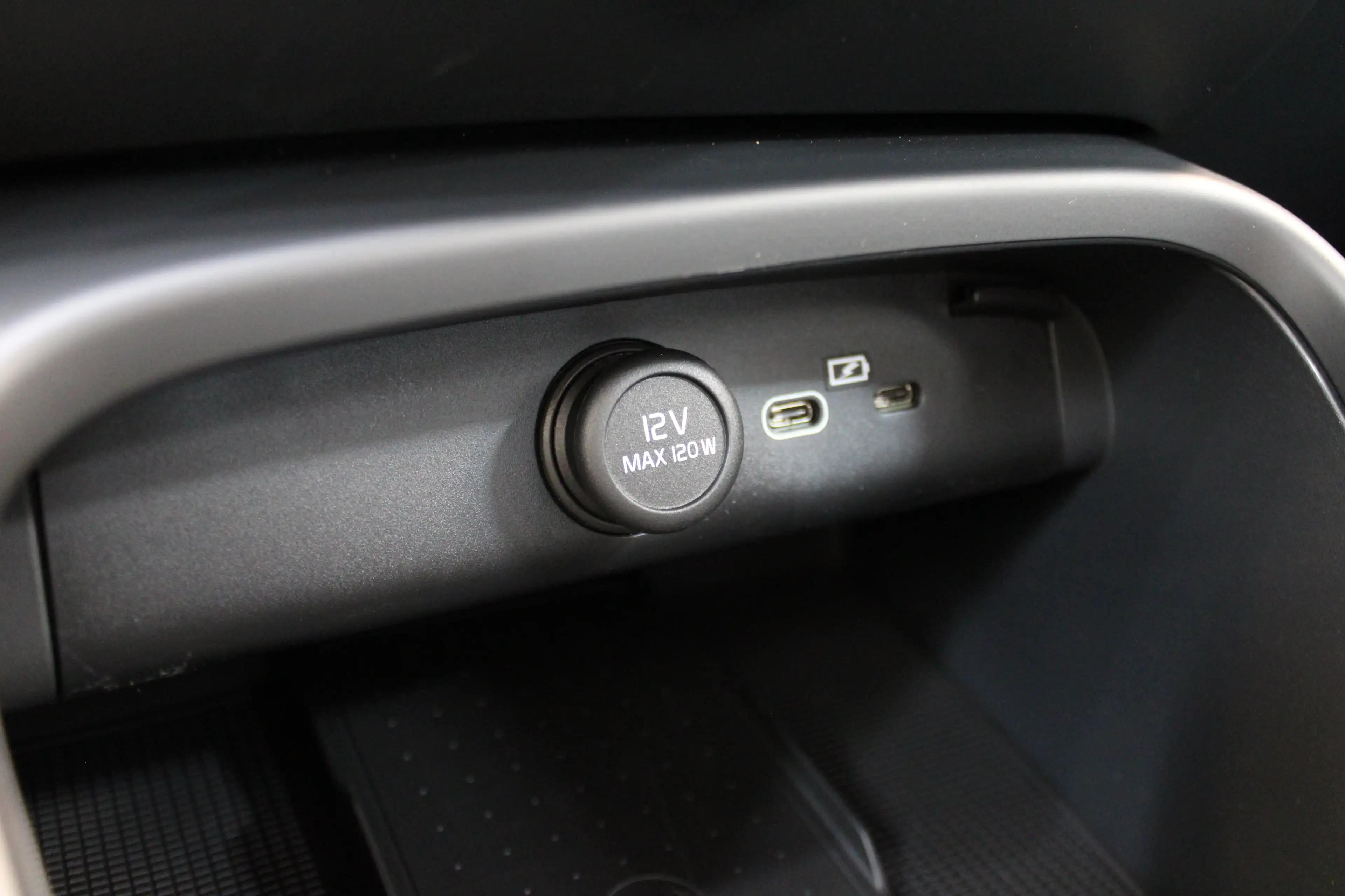 Volvo EC40 Single Plus Europa Black Edition 70kWh Power Seats — photo 32