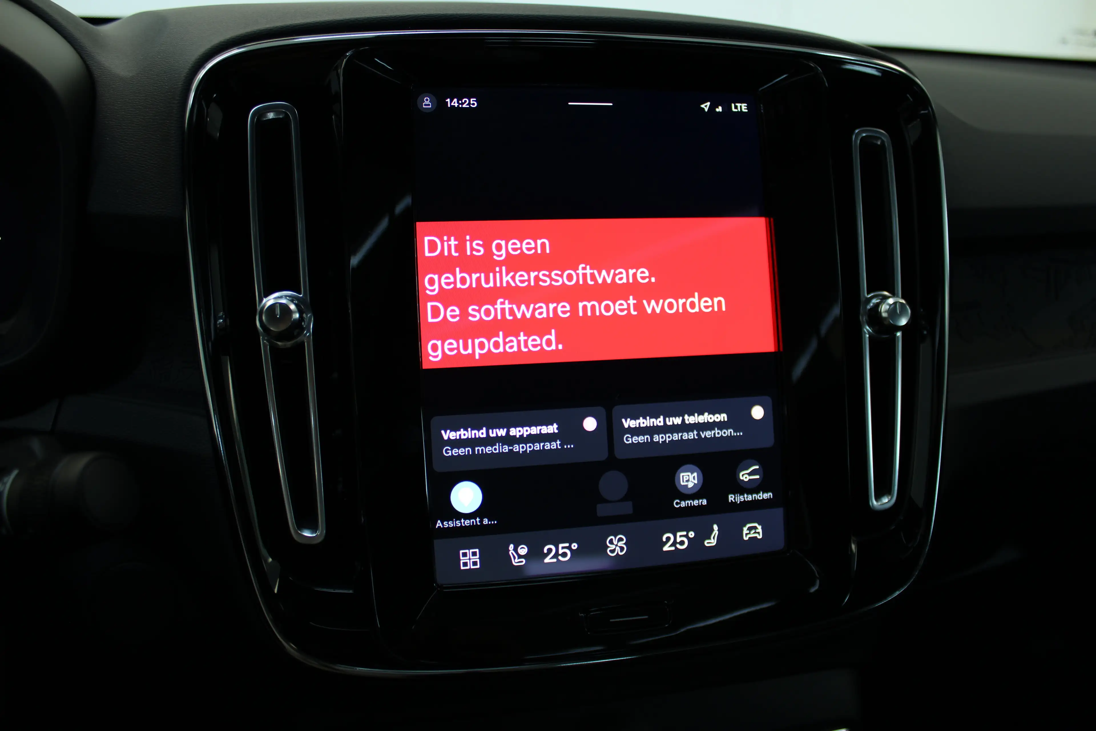 Volvo EC40 Single Plus Europa Black Edition 70kWh Power Seats — photo 27