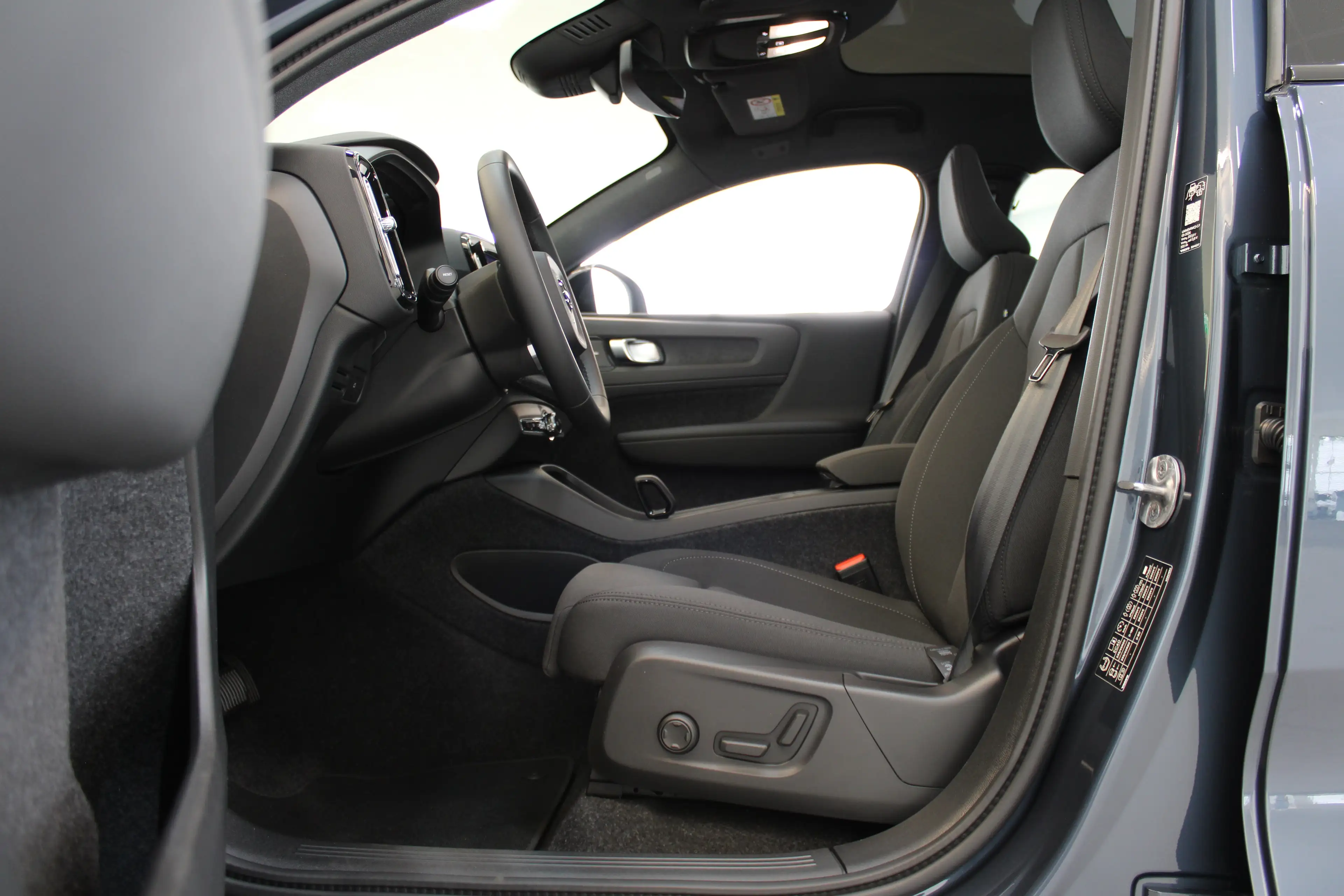 Volvo EC40 Single Plus Europa Black Edition 70kWh Power Seats — photo 47