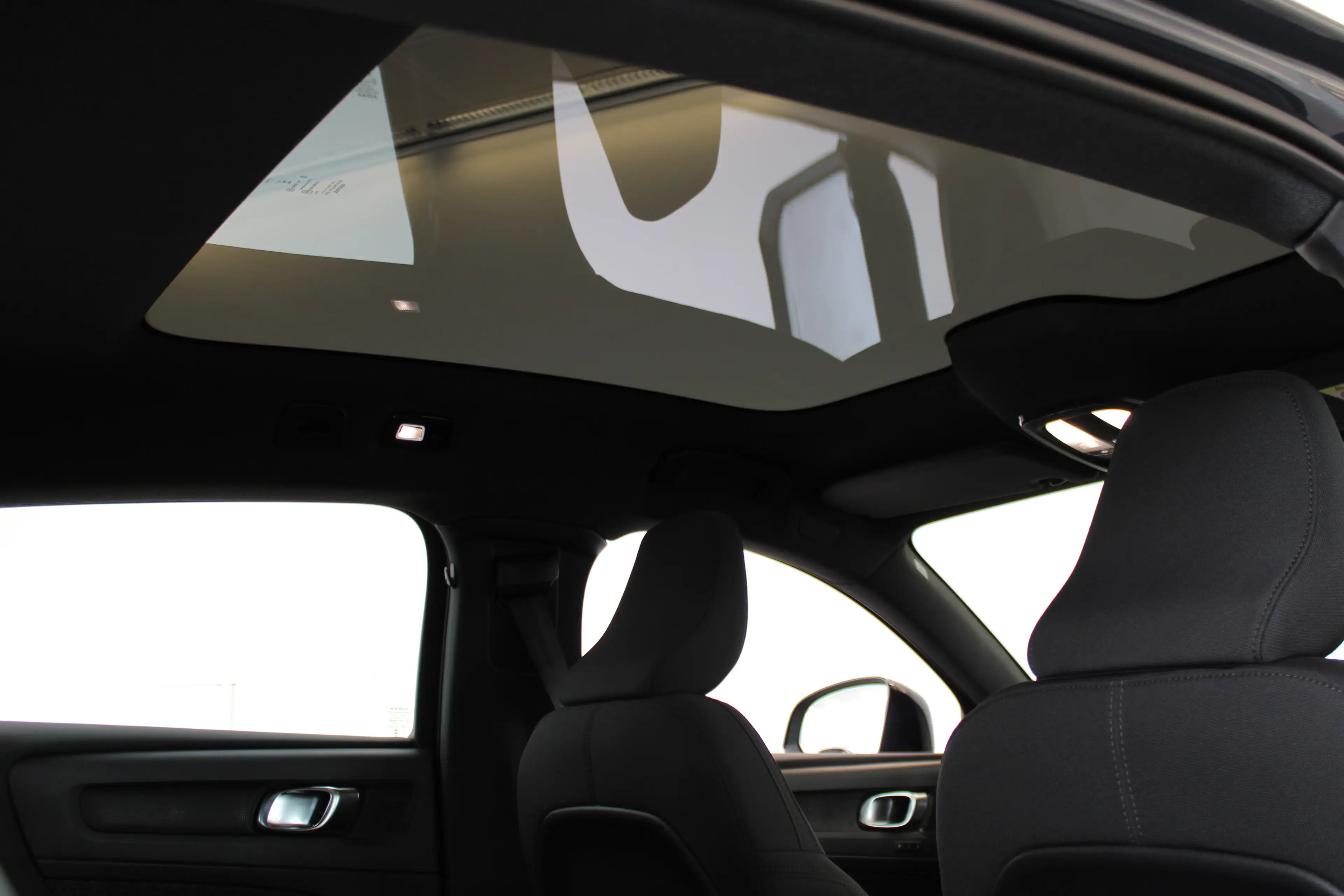 Volvo EC40 Single Plus Europa Black Edition 70kWh Power Seats — photo 8