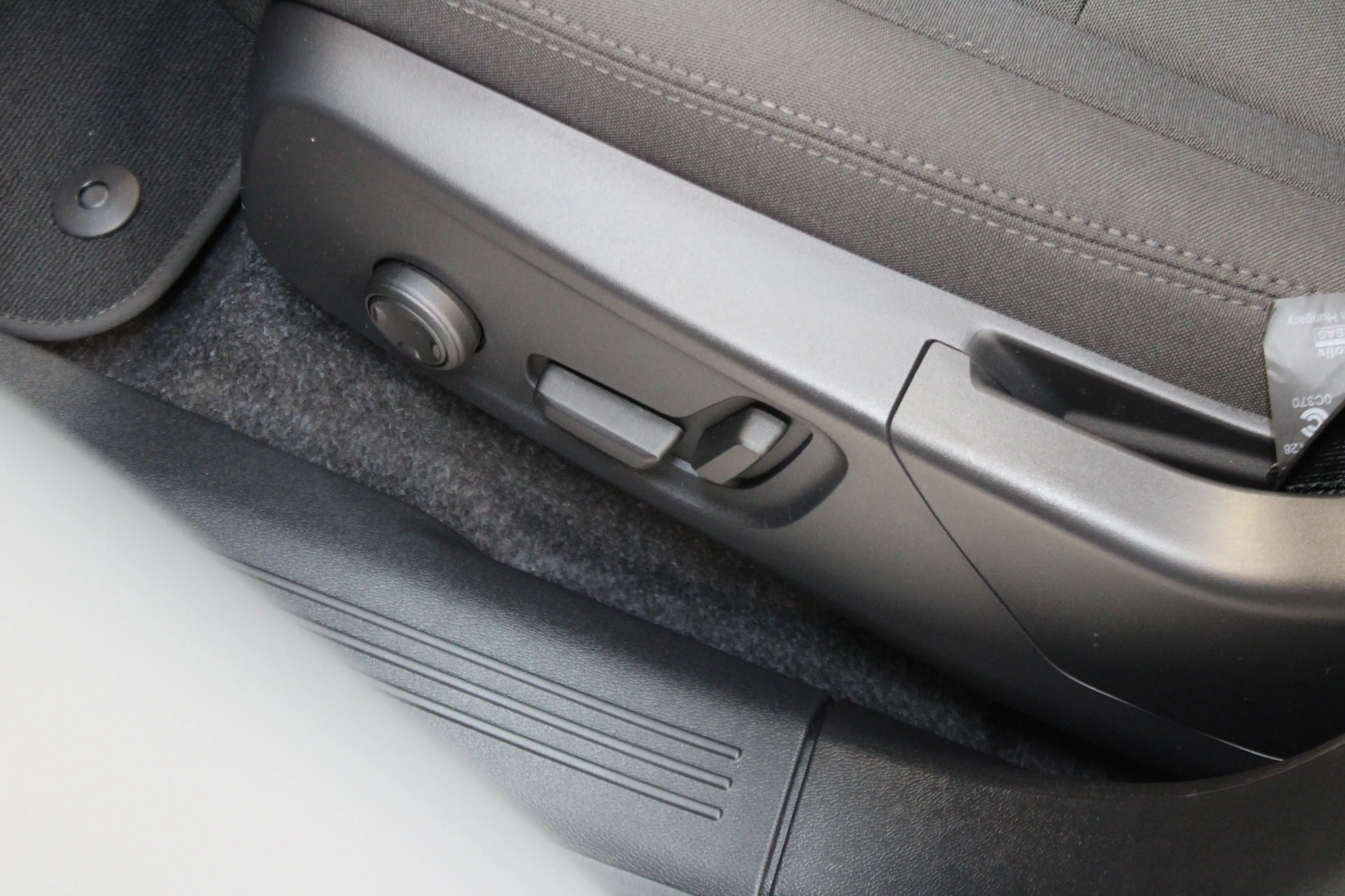 Volvo EC40 Single Plus Europa Black Edition 70kWh Power Seats — photo 13