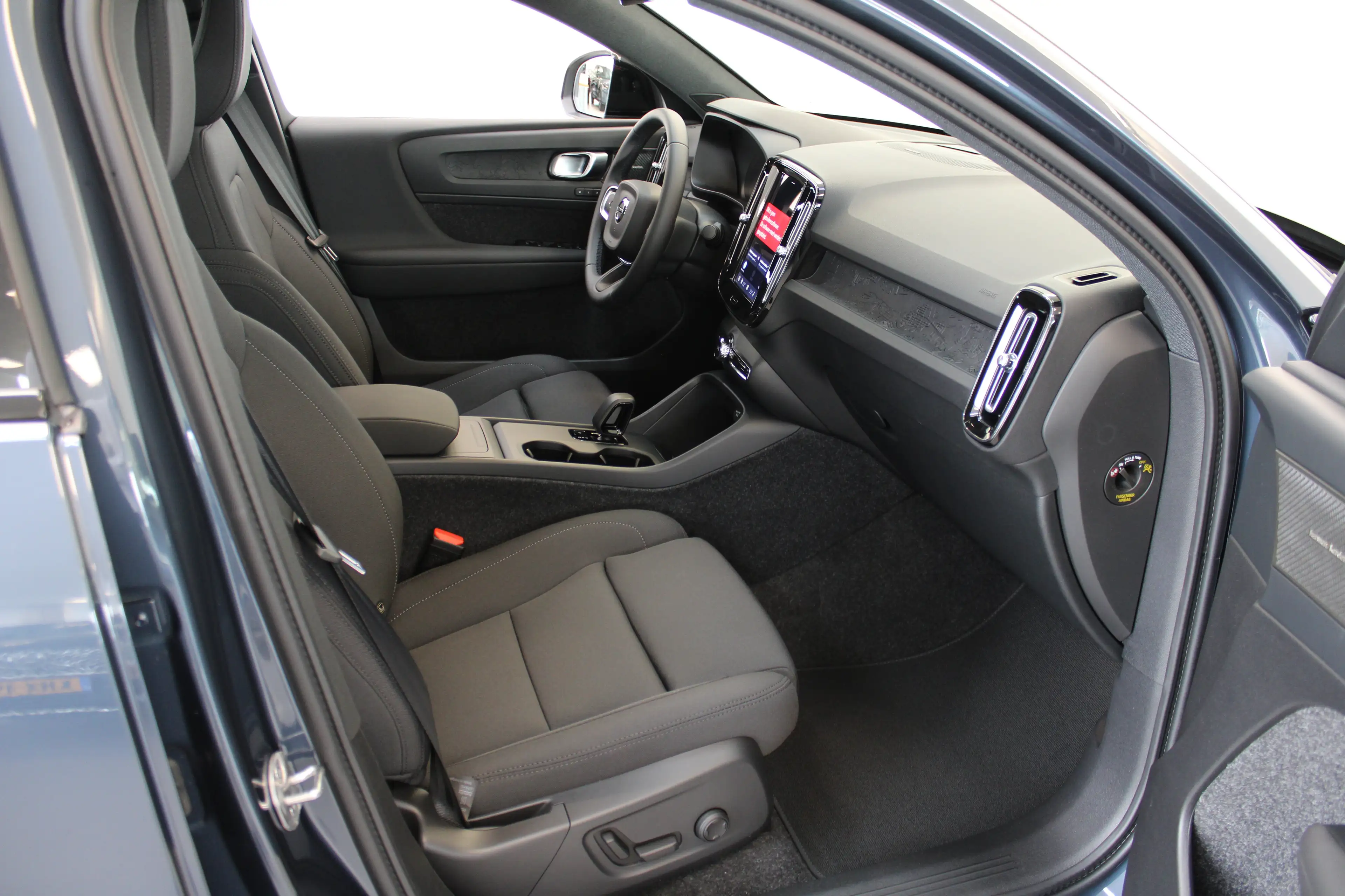 Volvo EC40 Single Plus Europa Black Edition 70kWh Power Seats — photo 6