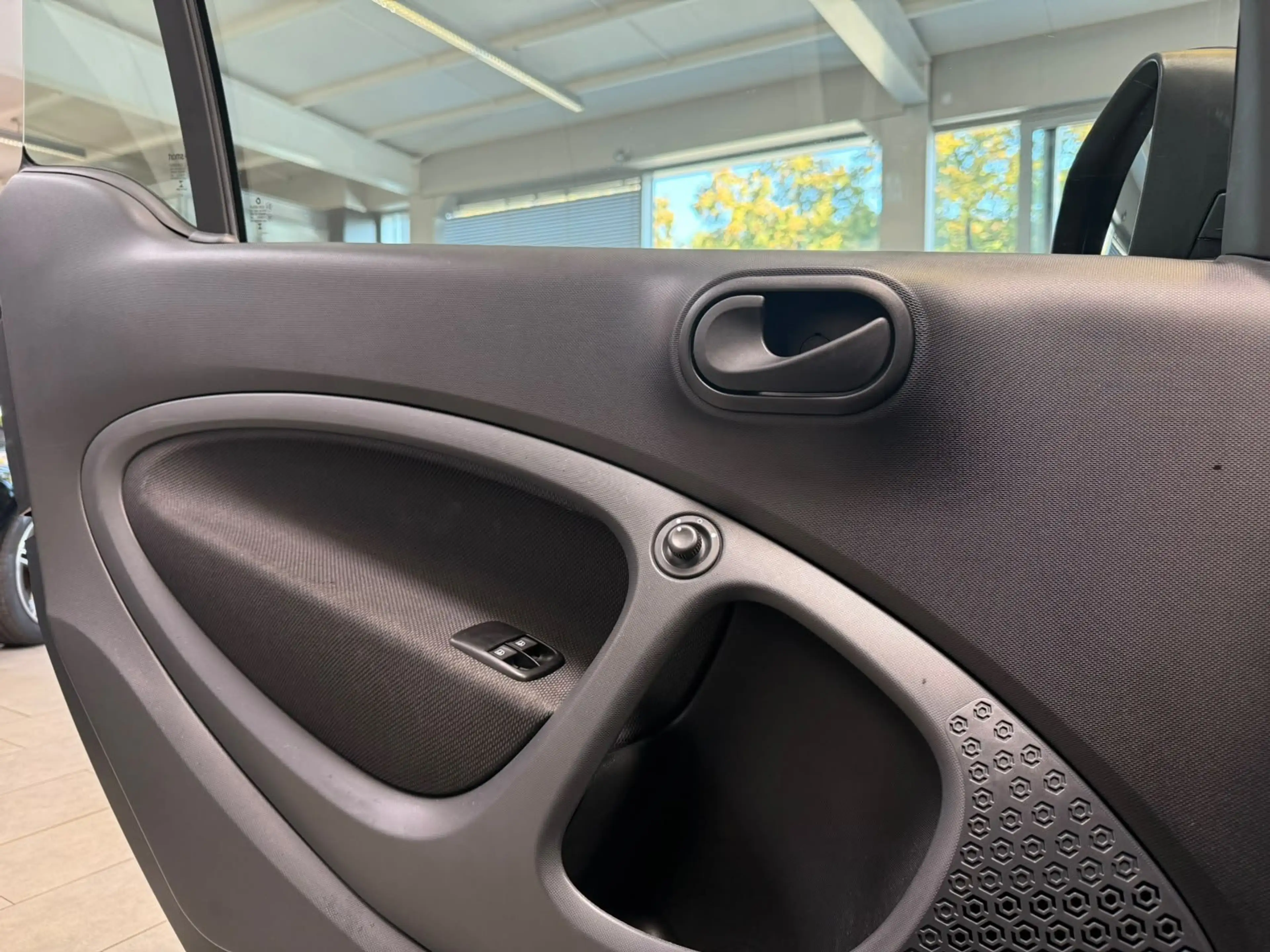smart forTwo EQ fortwo Coupé 22KW+PURE+KLIMA+DAB+EINPARKHILFE — photo 11