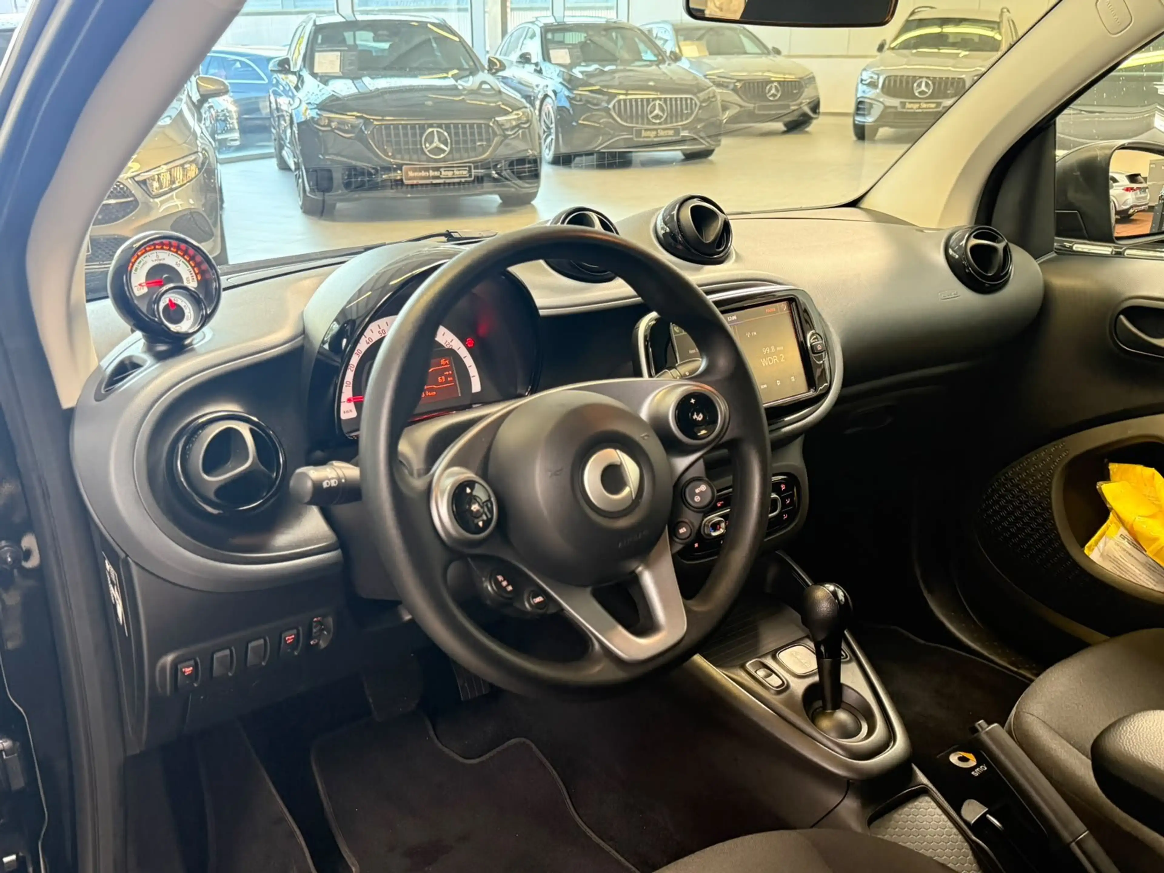 smart forTwo EQ fortwo Coupé 22KW+PURE+KLIMA+DAB+EINPARKHILFE — photo 8