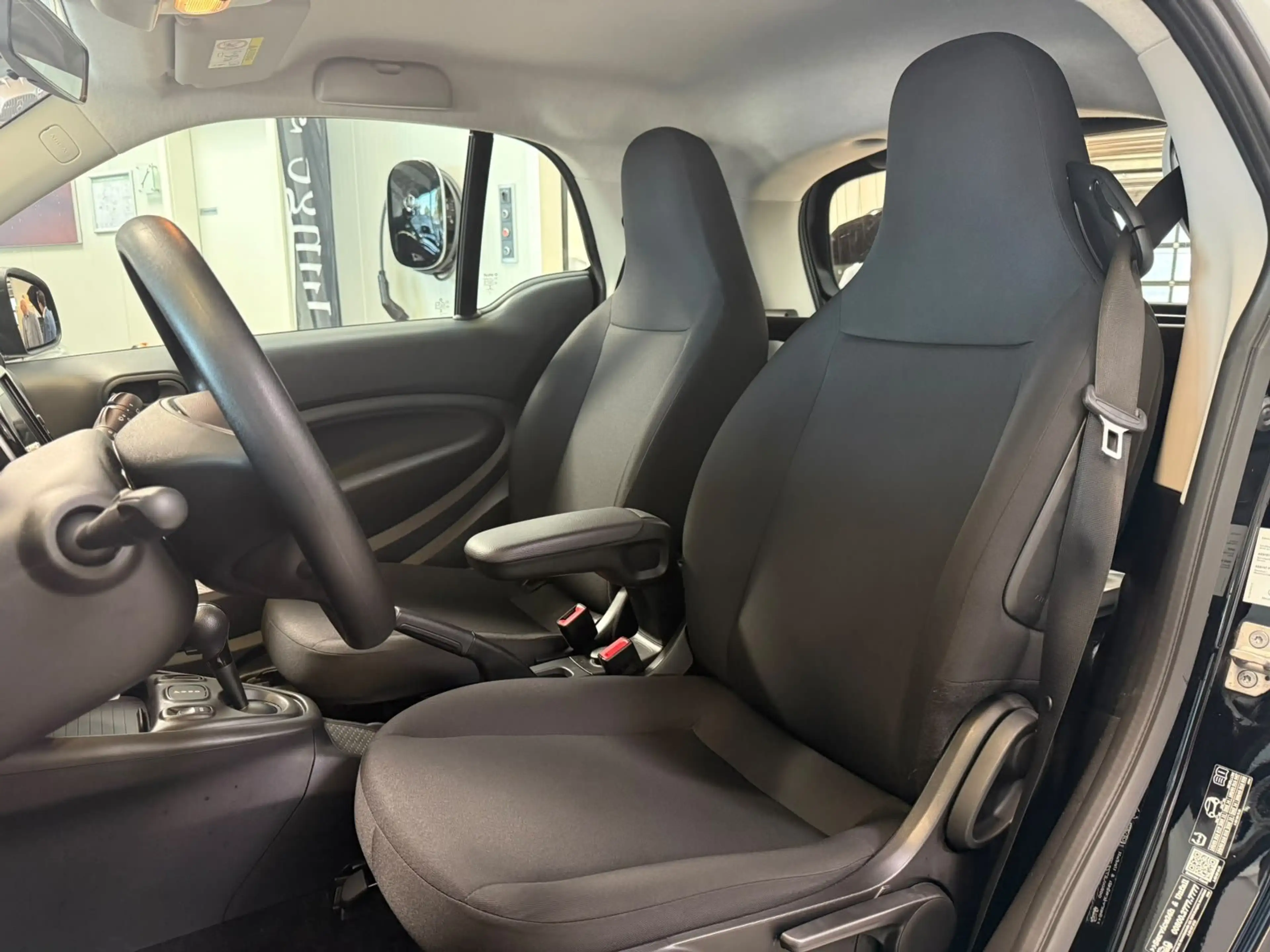 smart forTwo EQ fortwo Coupé 22KW+PURE+KLIMA+DAB+EINPARKHILFE — photo 12