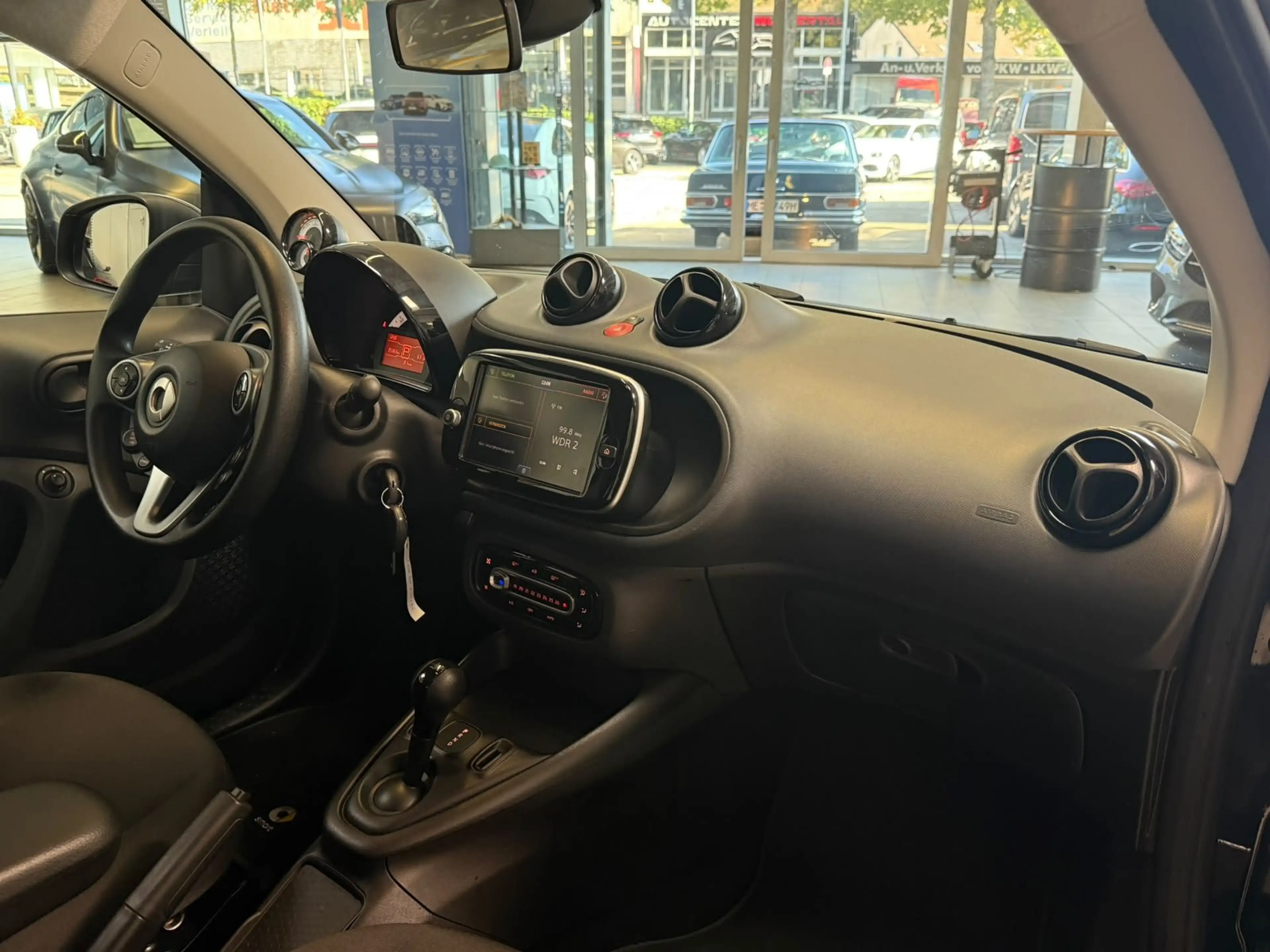 smart forTwo EQ fortwo Coupé 22KW+PURE+KLIMA+DAB+EINPARKHILFE — photo 10